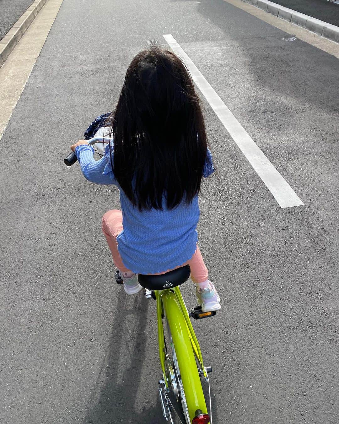 宮下純一さんのインスタグラム写真 - (宮下純一Instagram)「約束してた3回目の自転車練習🚲誕生日に買ってもらって4ヶ月で3回目😂😂😂1回目2回目は促されて嫌々。「いやいややるんだったらサポートしないよ！あといきなりじゃなくって予約取ること」と言ったら昨日耳元で「明日予約したい」と😆やはり自分で決意して臨んだ練習は身になりますね‼️泣き言もグッと減り最後はなんと10秒くらい乗れた😆😆😆今年中は絶対無理だと思ってたから泣きそうになったぞ😭ストライダーに乗ってたのは本当におおきいですね！さぁーブレーキを使えるようになるのはいつになるか！？#自転車練習中 #みんな微笑ましく見てくれる #自信ついた顔してた #泣けてきた #名前は #タピオカ号」11月23日 17時55分 - junichi1017