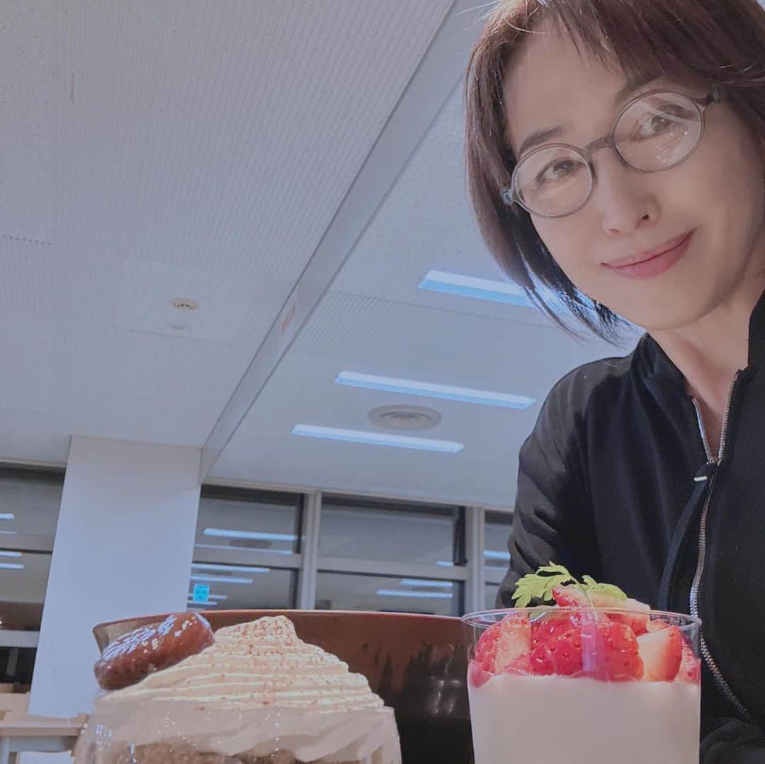 高島礼子さんのインスタグラム写真 - (高島礼子Instagram)「スタジオご飯🍚に マネージャー君が、ケーキの差し入れ☺️ カレーうどんと、、、  #差し入れおやつ #食後のデザート」11月23日 17時55分 - reico.official