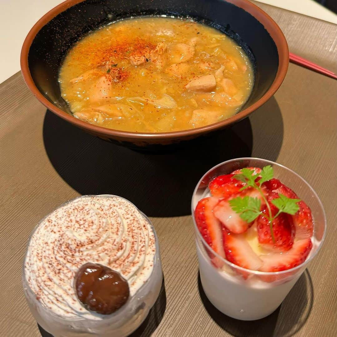 高島礼子さんのインスタグラム写真 - (高島礼子Instagram)「スタジオご飯🍚に マネージャー君が、ケーキの差し入れ☺️ カレーうどんと、、、  #差し入れおやつ #食後のデザート」11月23日 17時55分 - reico.official