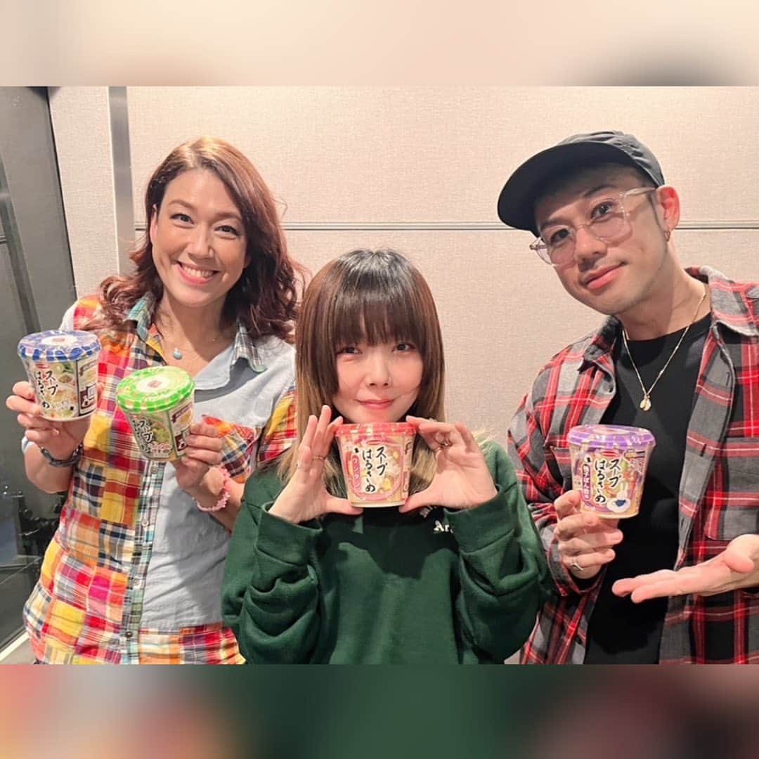 J-WAVEさんのインスタグラム写真 - (J-WAVEInstagram)「9時間のホリスペ、フィニッシュ🎉  お聴きいただいたみなさん、 メッセージをお送りいただいたみなさん、 ありがとうございました😊🎶  聴き逃した！という方、 もう1回聴きたい！という方は radikoのタイムフリーでぜひ🎧💕  このあともぜひ、J-WAVEでお楽しみください🎙️  #LiLiCo #稲葉友 #シシドカフカ #川畑要 #CHEMISTRY #中村アン #上田慎一郎 #aiko #岸谷香  #miwa #TOMOO   #jwave」11月23日 17時58分 - jwave813