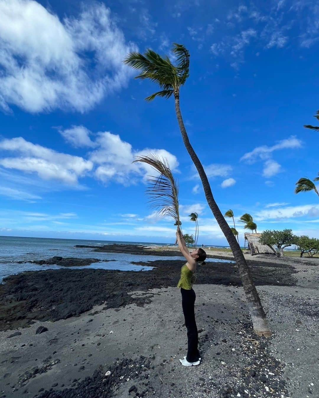 MiracleVellMagicさんのインスタグラム写真 - (MiracleVellMagicInstagram)「I visited one of the three major power spots in the world, Mauna Lani, meaning “a hill that reaches heaven”. The moment I stepped inside the area, I just knew this place was special. It was quiet, calm, and heart-healing. 😌✨  世界三大パワースポットの一つ、マウナ・ラニ。その名の意味は “天国に届く丘”なんだって。 足を踏み入れた瞬間から、この土地を包み込む特別な力を、全身で感じたよ。静かで穏やかで…心がふわふわと癒されていく。  1,2,4枚目は「カラフイプアア・フィッシュポンド」、3枚目は「オーラの洞窟」✨  リサーチをしてみたらマウナ・ラニはね、５つの火山に囲まれた中心に位置する場所だそう。火山ってものすごくエネルギーが強いのよね🌋 そもそもハワイ島には「マウナロア」と「キラウエア」の２つの巨大な活火山があって、大地も溶岩に覆われているから、この島自体がとてつもないパワーとエネルギーに溢れてるんだよね。  自然への感謝が込み上げて、地面をなでなでした🌏👋🏻✨  ここで受け取ったパワーを使って、私の人生、一人でも多くの人の心を救っていきたい！明るくて気楽でほかほかする毎日を過ごせるよう手助けしたいし、私がそんな背中を見せていきたい！☺️  みんな安心してね✨ 素敵なこと一個ずつ見つけて、気楽に優雅に生きていこう😚」11月23日 17時58分 - miraclevellmagic