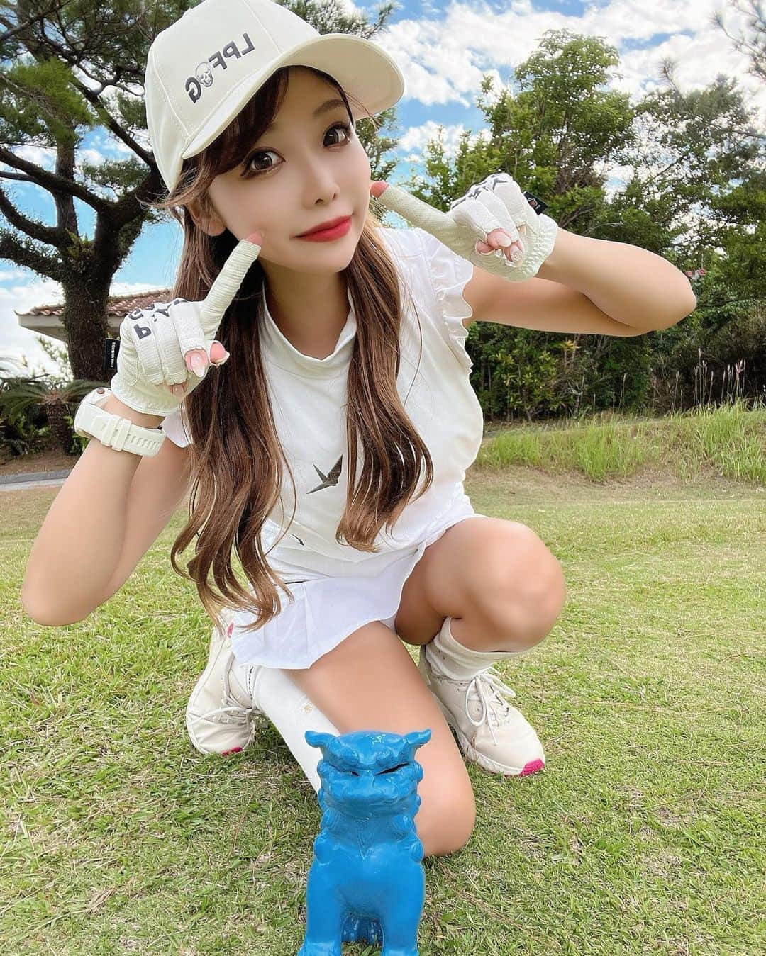 ちゃんしーのインスタグラム：「だぁいすきなゴルフ友達と 沖縄ゴルフに行ってきましたぁ🩵🩷🩵🩷  沖縄着いたらとりあえずさんぴん茶買う←笑  一日目は朝イチ便で出て 午後スルーで初めての ジアッタテラスゴルフリゾート🏝️🌺 49-43🔴92  夕暮れのプレーも綺麗だし #一生ノースリーブ って言えるくらい 沖縄はまだまだ夏を感じたよ👸🏼🌺  夜は行ってみたかった、まつもとに凸！🐖💓 美味しかったでぇす🩷 . . . #ゴルフ女子#ゴルフ男子#ゴルフ初心者#ごるふ女子#ごるふ男子#ゴルフコーデ#高尔夫#골프#美脚#ミニスカ#美脚#脚やせダイエット#足痩せ#トレーニング#お尻#おしり#おしりフェチ#韓国コーデ#韓国ウェア#韓国ヘア#絶対領域」