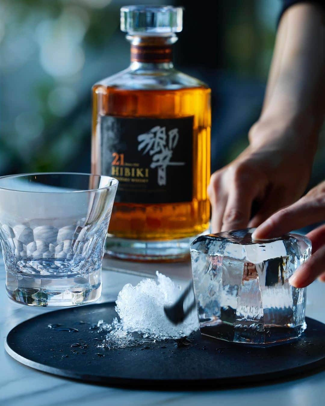 響 | SUNTORY WHISKY HIBIKIのインスタグラム：「. HIBIKI TIME ~二十四節気・小雪~  グラスにあわせて板氷を削り出す。 Shave the block of ice to match the size of the glass.  #hibiki #響 #hibiki_time #二十四節気 #24seasons #小雪 #shousetsu #withnature #winter #初冬 #氷 #pureice #baccarat#バカラ」