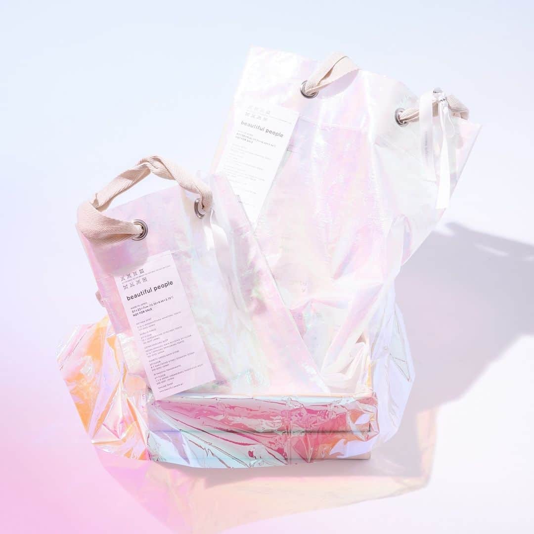 ビューティフルピープルのインスタグラム：「#holidaygift beautiful people Holiday 2023⁠ ⁠ 毎年ホリデーシーズンに登場する限定ショッパー、今年は「オーロラカラー」で登場します。 直営各店とオンラインストアにて 5,500円（税込）以上お買い上げで、オーロラカラーショッパーにてお渡しいたします。  オンラインストアにてご希望のお客様は、購入画面のチェックボックスにチェックをお願いいたします。 ワコールパンツ2点もしくはパンツ＋トップスのセットでご購入の方には、ワコール限定ギフトボックスも。こちらもご希望の方は、購入画面にてチェックボックスにチェックをお願いいたします。  ※《キャンペーン詳細》 期間：2023年11月23日(祝・木) 〜2023年12月25日(月) 23:59 対象条件：￥5,500(税込)以上ご購入   ※無くなり次第、シルバーのショッピングバッグでのご対応となりますのであらかじめご了承ください。 ⁠ ___⁠ ⁠ ⁠ ⁠【beautiful people 直営店舗⁠】⁠⁠⁠⁠ ⁠ ⁠ ■Online store⁠ www.beautiful-people.jp⁠ ⁠ ■Global Online store⁠ www.beautiful-people-creations-tokyo.com⁠ ⁠ ■ 青山店⁠⁠⁠⁠ 東京都港区南青山3-16-6⁠⁠⁠⁠ ⁠⁠⁠⁠ ■ 新宿伊勢丹店（ @restyle_tokyo_isetanmitsukoshi ）⁠⁠⁠⁠ 伊勢丹新宿店本館2階⁠⁠⁠⁠ TOKYOクローゼット/リ・スタイルTOKYO⁠⁠⁠⁠ ※三越伊勢丹リモートショッピングアプリからもお問い合わせ可⁠ ⁠⁠⁠⁠ ■ 渋谷PARCO店（ @parco_shibuya_official ）⁠⁠⁠⁠ 渋谷パルコ 2F⁠⁠⁠⁠ ⁠⁠⁠⁠⁠⁠⁠⁠※メンズ対応サイズ展開中⁠ ⁠ ■ ジェイアール名古屋タカシマヤ店（@style_and_edit_nagoya ）⁠⁠⁠⁠ ジェイアール名古屋タカシマヤ4階　モード＆トレンド「スタイル＆エディット」⁠⁠⁠⁠ ⁠⁠⁠⁠ ■⁠阪急うめだ店⁠⁠ (@hankyumode )⁠⁠⁠ 阪急うめだ本店 3階　モード⁠⁠⁠⁠ ⁠ ___⁠ ⁠ #beautifulpeople⁠⁠⁠ #ビューティフルピープル⁠⁠⁠ #creationstokyo⁠ #speciallymade⁠ #holidaycollection⁠ #bpHoliday2023⁠ #2023holiday⁠ #限定ショッパー⁠ #ショッパーキャンペーン」