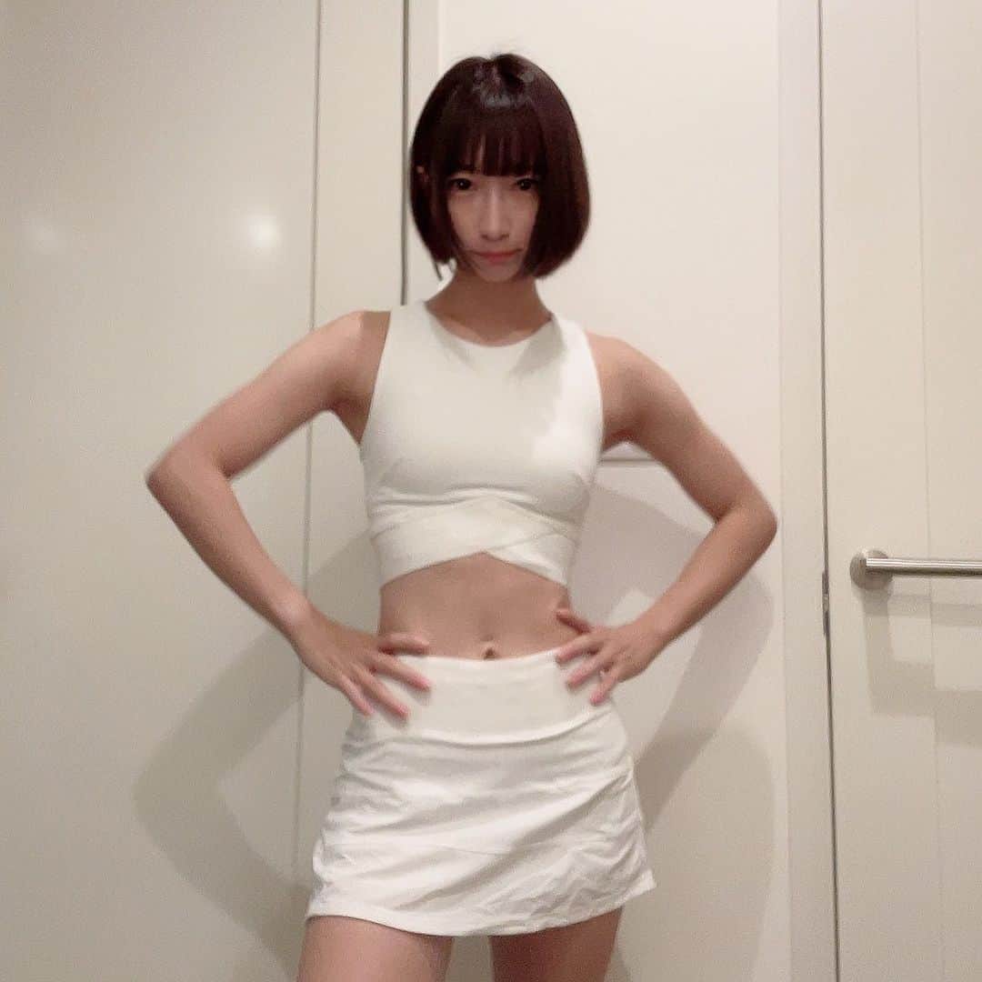 ぱつこのインスタグラム：「これでフルマラソンに挑戦すべきか、絶対目立つしわかりわすいし可愛い！けど腹が冷えたら一発アウトな格好。そもそもゼッケンどこにつけるの問題…うう…悩ましい｡ﾟ(ﾟ´ω`ﾟ)ﾟ｡」
