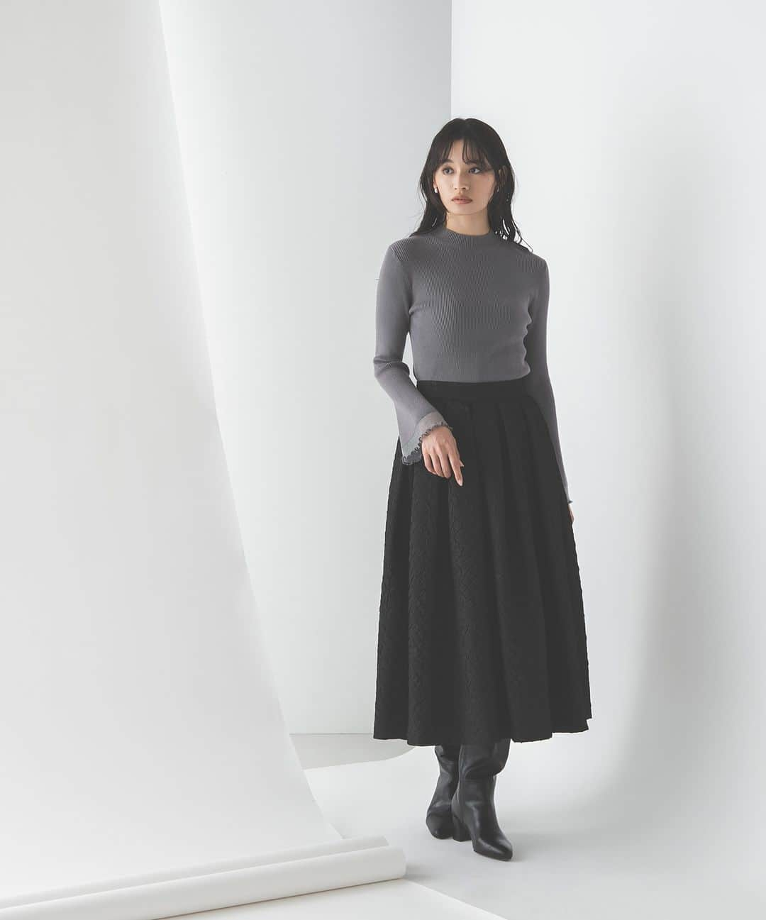 NATURAL BEAUTY BASICさんのインスタグラム写真 - (NATURAL BEAUTY BASICInstagram)「fine product GRAY  【High gauge Knit】 1枚ではもちろんジャンスカのINにも活躍のハイゲージニット。 今年はスリーブやネックラインにさりげなく上品なデザインをプラス。  ■Vネックハトメスリーブリブニット ¥7,480 tax in size:FR color:オフ/チャコール/ライトグレージュ/ディープブルー #0173270006  ■アウトポケットナロースカート ¥9,460 tax in size:S/M/PS color:オフ/チャコール #0173220004   ■シアーフレアカフスリブニット ¥7,480 tax in size:FR color:クロ/ライトグレー/チャコール/オフ #0173270920  ■エンボスボリュームフレアスカート ¥11,440 tax in size:S/M color:アイボリー/クロ #0173220170   詳しくはプロフィール欄のURLから webカタログをチェック♪  #グレーコーデ #グレー #ワントーンコーデ #ニット #ハイゲージニット #Vネック  #リブニット #フレアスリーブ #シアー  #フレアスカート#ナロースカート  #冬コーデ #お出かけコーデ #オフィスコーデ #オフィスカジュアル #通勤コーデ #大人可愛い #カラーコーデ #着回しコーデ #きれいめカジュアル #ベーシックコーデ  #ナチュラルコーデ #トレンドスタイル #シンプルコーデ #ナチュラルビューティーベーシック #naturalbeautybasic」11月23日 18時01分 - naturalbeautybasic_official