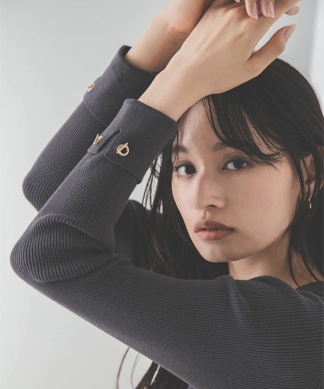 NATURAL BEAUTY BASICさんのインスタグラム写真 - (NATURAL BEAUTY BASICInstagram)「fine product GRAY  【High gauge Knit】 1枚ではもちろんジャンスカのINにも活躍のハイゲージニット。 今年はスリーブやネックラインにさりげなく上品なデザインをプラス。  ■Vネックハトメスリーブリブニット ¥7,480 tax in size:FR color:オフ/チャコール/ライトグレージュ/ディープブルー #0173270006  ■アウトポケットナロースカート ¥9,460 tax in size:S/M/PS color:オフ/チャコール #0173220004   ■シアーフレアカフスリブニット ¥7,480 tax in size:FR color:クロ/ライトグレー/チャコール/オフ #0173270920  ■エンボスボリュームフレアスカート ¥11,440 tax in size:S/M color:アイボリー/クロ #0173220170   詳しくはプロフィール欄のURLから webカタログをチェック♪  #グレーコーデ #グレー #ワントーンコーデ #ニット #ハイゲージニット #Vネック  #リブニット #フレアスリーブ #シアー  #フレアスカート#ナロースカート  #冬コーデ #お出かけコーデ #オフィスコーデ #オフィスカジュアル #通勤コーデ #大人可愛い #カラーコーデ #着回しコーデ #きれいめカジュアル #ベーシックコーデ  #ナチュラルコーデ #トレンドスタイル #シンプルコーデ #ナチュラルビューティーベーシック #naturalbeautybasic」11月23日 18時01分 - naturalbeautybasic_official