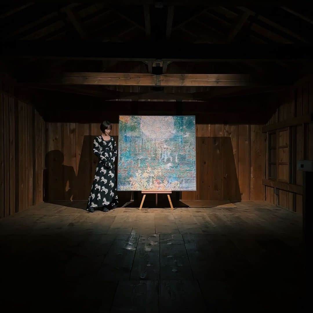 清川あさみのインスタグラム：「FUJI TEXTILE WEEK 2023本日開幕しました。  オープニングと南條さんとのトーク @n_and_a_art が無事終了！産業とアートが織りなす、国内唯一の「布の芸術祭」。  私は素敵な蔵にて展示しています。 国内外の作家の皆様と出会えた事も良かった。 　 富士山の芸術祭の自分の展示会場で一番に出会えたのが まさかの@anne.suzuki.official ちゃん！😳  蔵の3階に正に夜明けをイメージした「Serendipity at Dawn」という神話シリーズの連作の新作があります。  丁度、「大奥」の医療編を制作していた頃制作していたのでイメージが重なり、平賀源内が時空を超えて現代へ来たようにも見えました✨ 今年の個展のオープンにご招待した家光様と有功様に次いで凄いです。全ては縁＝円で繋がってるんだな。  自分が呼ばれる場所も天気も人もマテリアルも全てが必然。  12月17日までなので 会期中是非良かったらいらして下さい🗻  https://fujitextileweek.com  @fujitextileweek    #芸術祭 #富士吉田 #アート #ネリは私と同じ2boysを持つマザー」