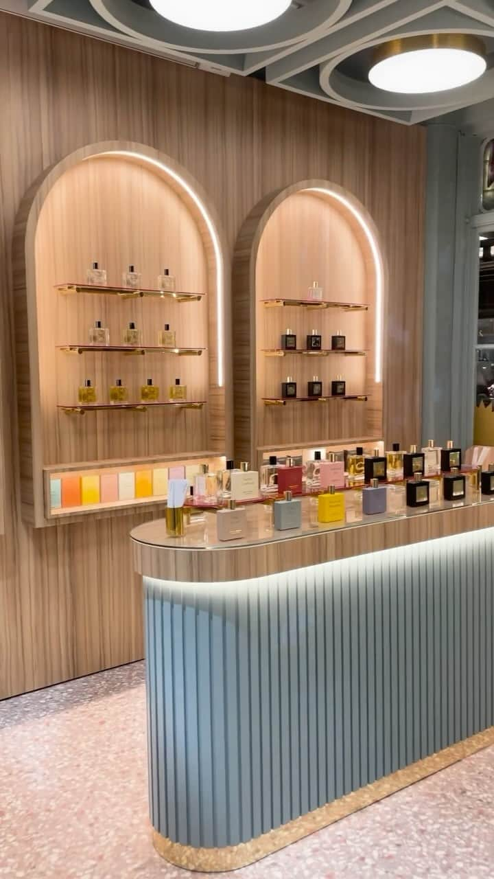 ミラーハリスのインスタグラム：「Introducing our newly refitted Covent Garden store!   Find us in The Market Building at the Covent Garden Piazza:  Monday to Friday, 10:00am - 7:00pm  Sunday, 12:00pm - 6:00pm」