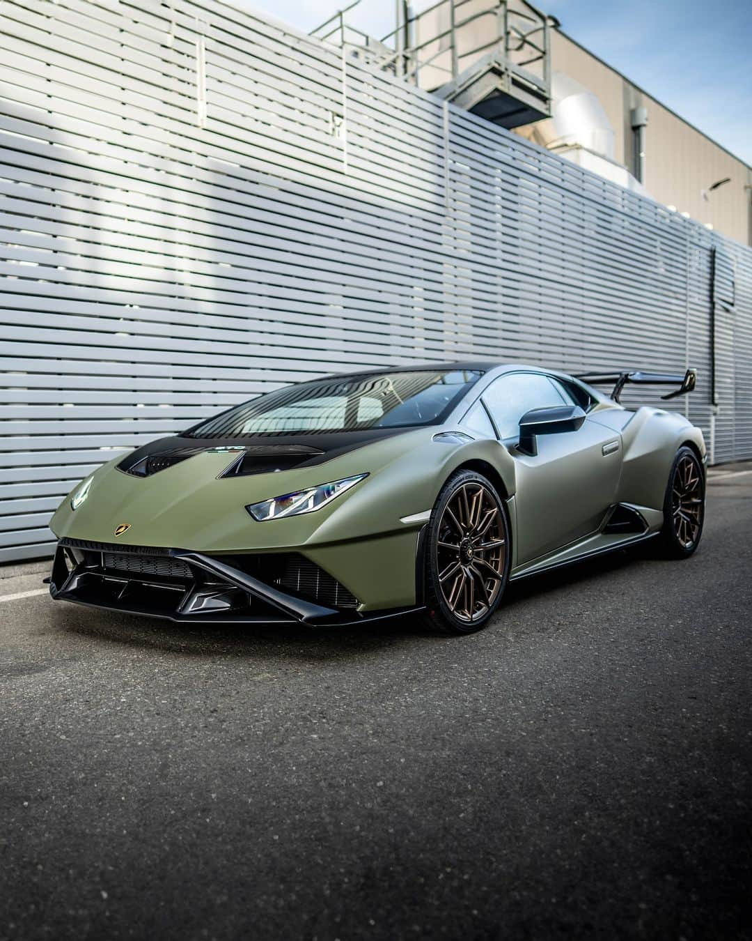 ランボルギーニさんのインスタグラム写真 - (ランボルギーニInstagram)「Huracán STO’s sporty nature is perfectly rendered by the Verde Turbine body color, with contrasts in Nero Noctis. It presents a special Ad Personam roof in Nero Nemesis while the engine bonnet edges are lined in Bronzo Serse, with details in lustrous carbon fiber. The rims are Bronze Magnesio (20") with black central locks and black brake calipers. The Ad Personam program is the only true way to make a Lamborghini more than unique.  #Lamborghini #HuracanSTO #BasedOnATrueStory #AdPersonam __ Huracán STO: fuel consumption combined 13.9 l/100km; CO2-emissions combined 331 g/km (WLTP EU27)」11月23日 18時03分 - lamborghini