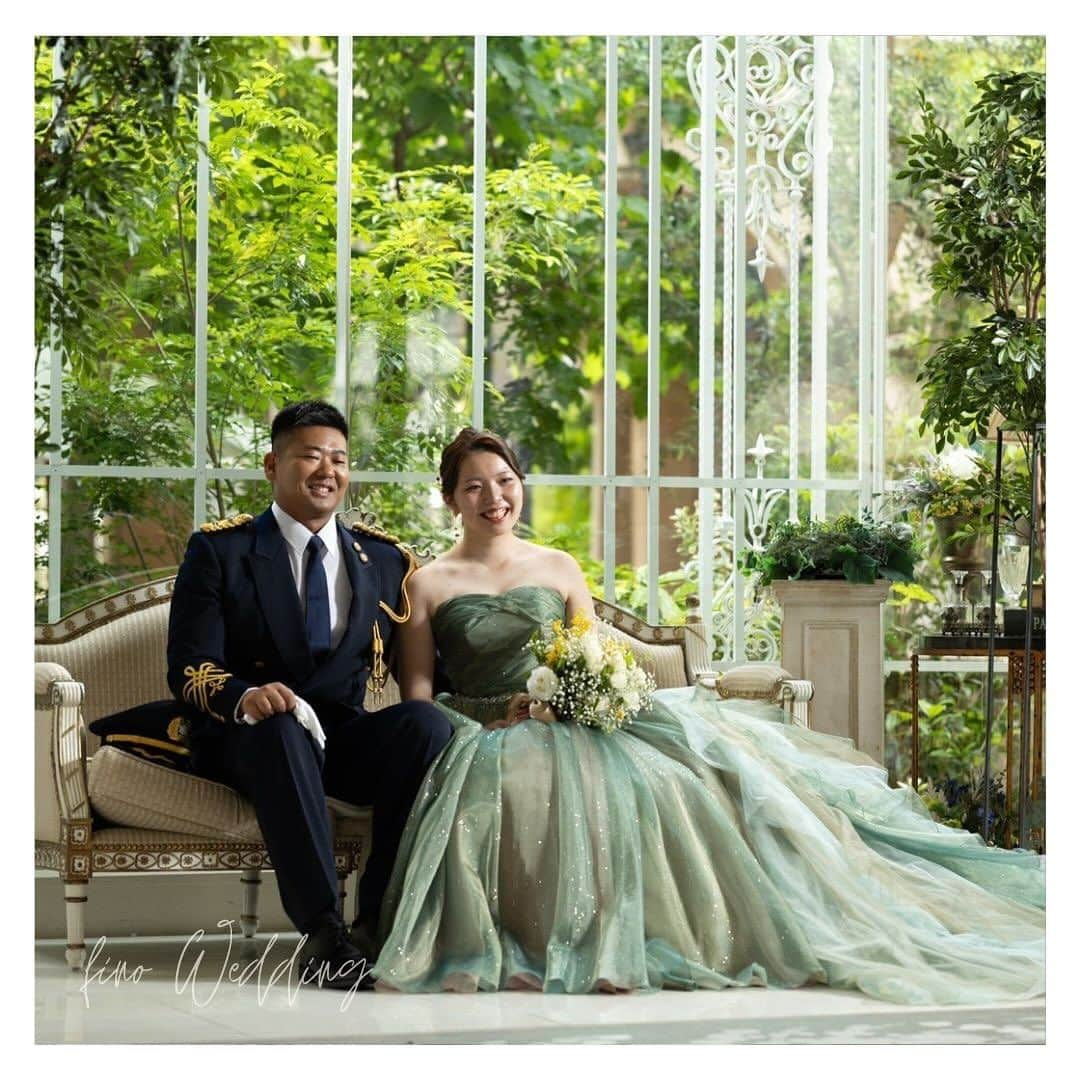 fino_wedding【フィーノ公式】さんのインスタグラム写真 - (fino_wedding【フィーノ公式】Instagram)「❤︎❤︎❤︎卒花レポート❤︎❤︎❤︎  願いが叶ったウエディング  @esprit_de_nature_wedding   何度も何度も悩んで試着したドレス  🤍ウエディングドレスはレースのお袖がつくエレガントな物 バックラインまでレースが施されていて、彼もこのドレスが1番だよ❣️と、言ってくれたのが嬉しかった。  💚カラードレスは最後まで凄く悩みました 色を取るか、シルエットを取るか… 彼の制服とのバランスも考慮すると…とか、本当に色々と悩みました。  でも、最終的にスタイリストさんからの的確なアドバイスで決定‼️  当日は皆んなから絶賛だったので本当にこのドレスにして大正解でした。  #イサムモリタ  #イサムモリタドレス  #悩んだ結果  #決めた運命の1着  #一生の思い出  #楽しかった  #あっという間  #披露宴  #チャペル挙式  #ゲストハウスウェディング  #レーストップス  #大聖堂  #結婚式前撮り  #tiktok  #静岡卒花嫁  #もう一度着たいドレス  #グリーンドレス  #キラキラ女子  #こだわりウエディング  #キラキラドレス」11月26日 18時25分 - fino_wedding