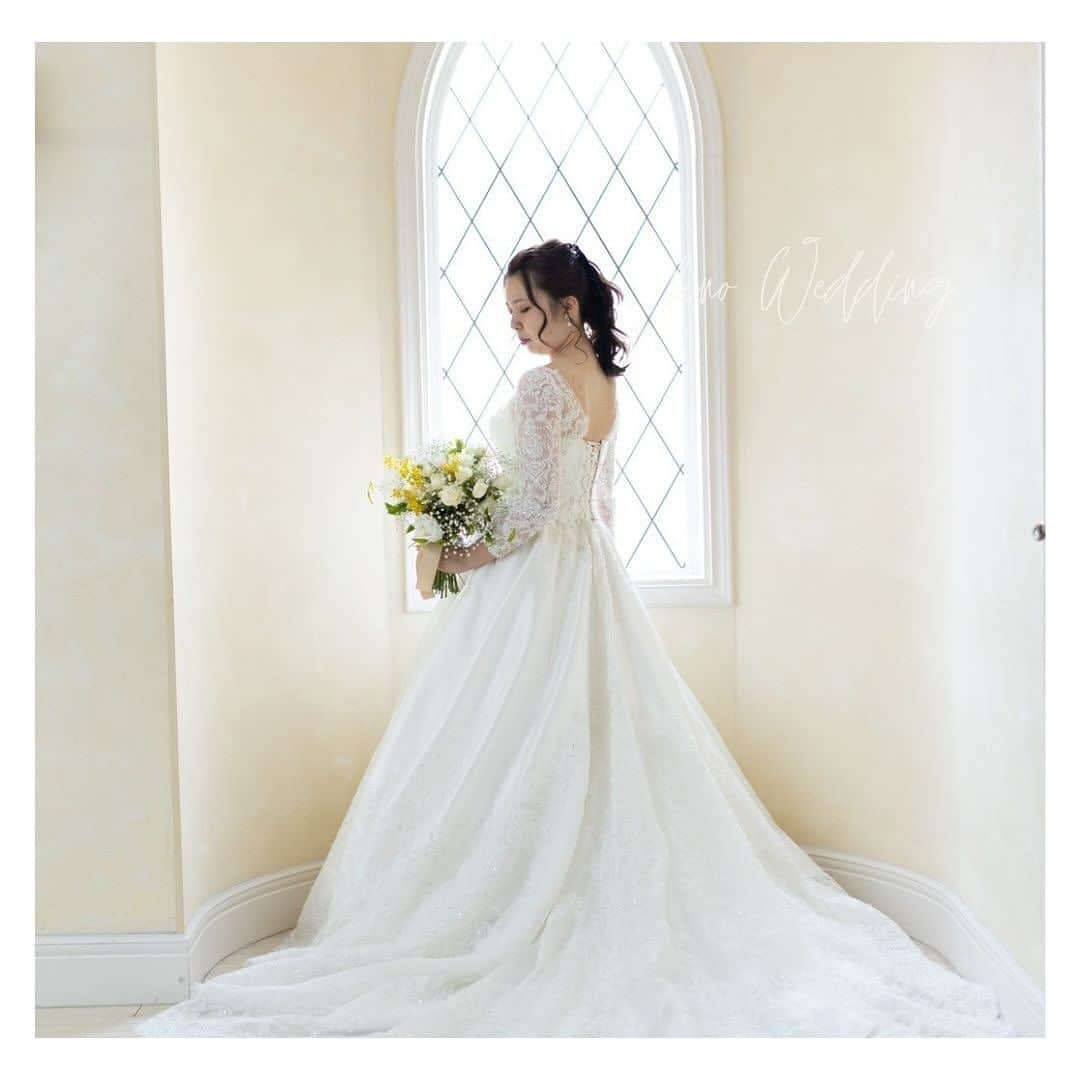 fino_wedding【フィーノ公式】さんのインスタグラム写真 - (fino_wedding【フィーノ公式】Instagram)「❤︎❤︎❤︎卒花レポート❤︎❤︎❤︎  願いが叶ったウエディング  @esprit_de_nature_wedding   何度も何度も悩んで試着したドレス  🤍ウエディングドレスはレースのお袖がつくエレガントな物 バックラインまでレースが施されていて、彼もこのドレスが1番だよ❣️と、言ってくれたのが嬉しかった。  💚カラードレスは最後まで凄く悩みました 色を取るか、シルエットを取るか… 彼の制服とのバランスも考慮すると…とか、本当に色々と悩みました。  でも、最終的にスタイリストさんからの的確なアドバイスで決定‼️  当日は皆んなから絶賛だったので本当にこのドレスにして大正解でした。  #イサムモリタ  #イサムモリタドレス  #悩んだ結果  #決めた運命の1着  #一生の思い出  #楽しかった  #あっという間  #披露宴  #チャペル挙式  #ゲストハウスウェディング  #レーストップス  #大聖堂  #結婚式前撮り  #tiktok  #静岡卒花嫁  #もう一度着たいドレス  #グリーンドレス  #キラキラ女子  #こだわりウエディング  #キラキラドレス」11月26日 18時25分 - fino_wedding