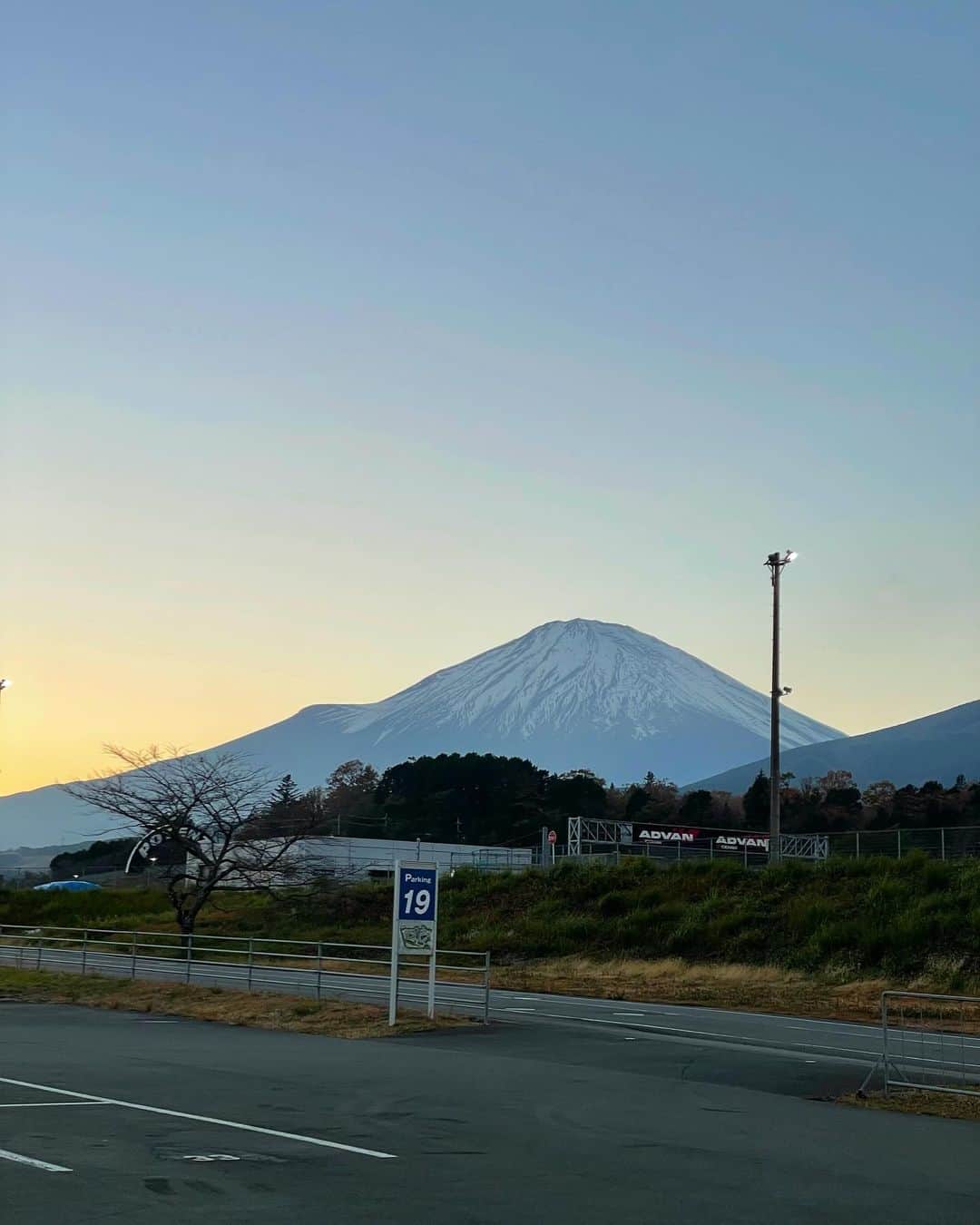 井口卓人のインスタグラム：「86/BRZ Cup最終戦。木曜日の走行が終了しました！今回は、東京スバルから2名、千葉スバルから2名、三重スバルから1名、スバル信州から1名のディーラーメカニックの方々に来てもらってます。明日は、1本のみの走行です。予選に向けて、最終調整👍」