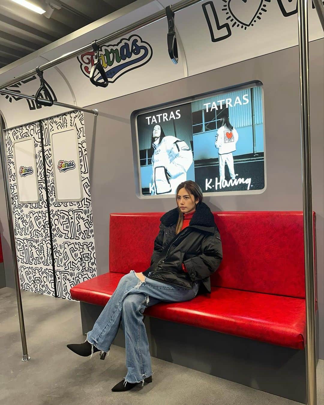 宮瀬いとさんのインスタグラム写真 - (宮瀬いとInstagram)「・  TATRAS × キース・へリング のコラボレーション🖤✣  会場内はニューヨークの地下鉄をイメージしていて、 ダンスや音楽もポジティブになれる空間でした🗽  TATRASのダウンは軽くてものすごく暖かい。 これからたくさん愛していこうと思います🙏🖤❤️  @tatras_official   #PR #tatraskeith #tatrascollab」11月23日 18時04分 - ito_miyase