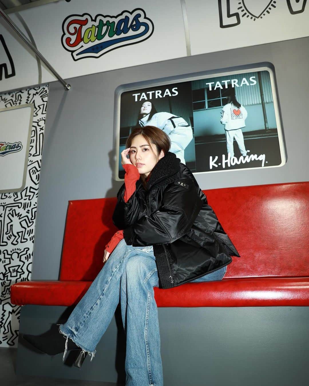 宮瀬いとのインスタグラム：「・  TATRAS × キース・へリング のコラボレーション🖤✣  会場内はニューヨークの地下鉄をイメージしていて、 ダンスや音楽もポジティブになれる空間でした🗽  TATRASのダウンは軽くてものすごく暖かい。 これからたくさん愛していこうと思います🙏🖤❤️  @tatras_official   #PR #tatraskeith #tatrascollab」