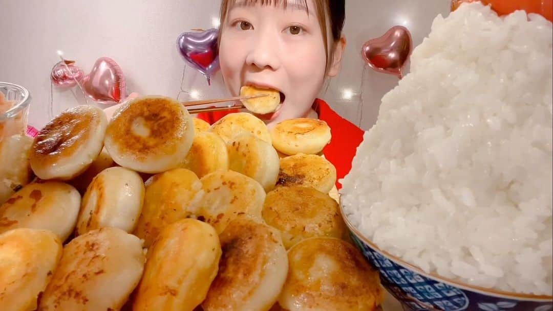 MIYUのインスタグラム：「丸もち餃子🥟Mochi Gyoza🥟 #asmr #asmreating #eating #mukbang」