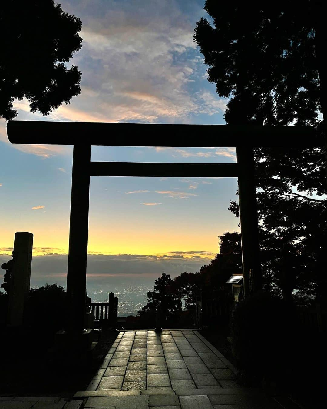 杉原凜さんのインスタグラム写真 - (杉原凜Instagram)「今朝は神奈川県伊勢原市にある大山阿夫利神社から、今が見頃の紅葉を生中継🍁 真っ赤だったり赤オレンジ黄色のグラデーションだったり息をのむ美しさでした〜  現場に着いてから綺麗な朝焼けと日の出も見られて、なんだか得をした気分になりました☀️  #ZIP! #NOWニッポン #30 #紅葉 #大山阿夫利神社」11月23日 18時14分 - sugihara_rin