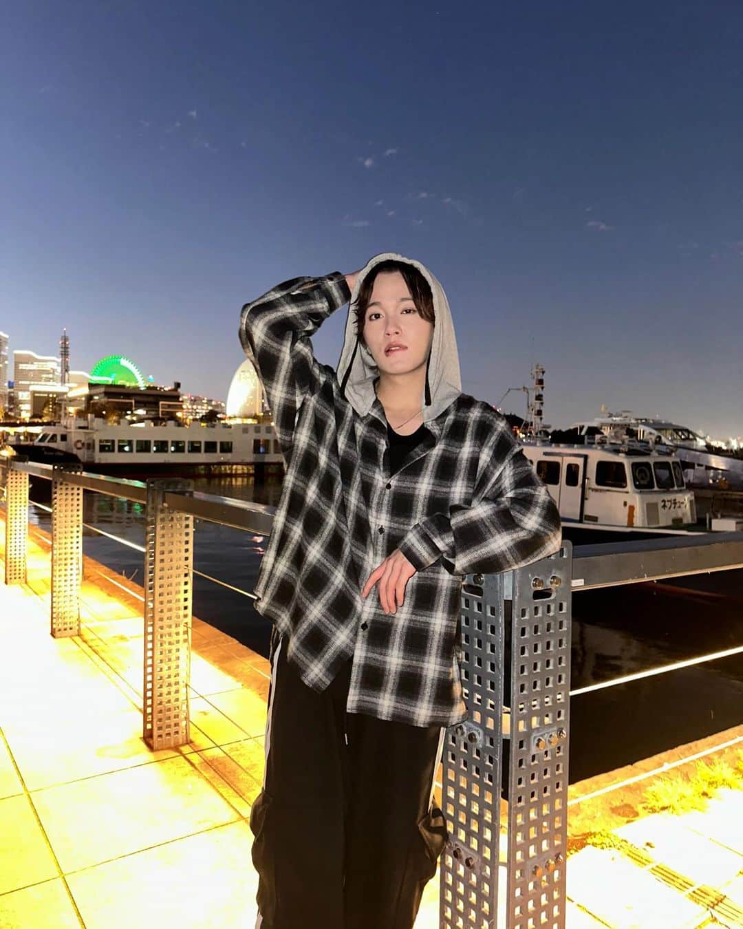 内海大輔のインスタグラム：「in 横浜 。 何枚目が好きか選手権🌙  どれがいいと思いますか？  #内海大輔」