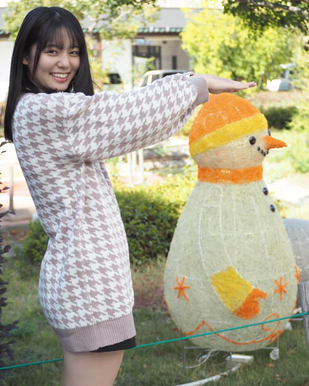 のインスタグラム：「⛄️に遭遇🩵 背を測ってみた～🥳  #松島かのん #制コレ22 #準グランプリ #カメラ女子 #黒髪 #セミロング #愛媛 #jk #ljk #17歳 #06 #follow #followme」