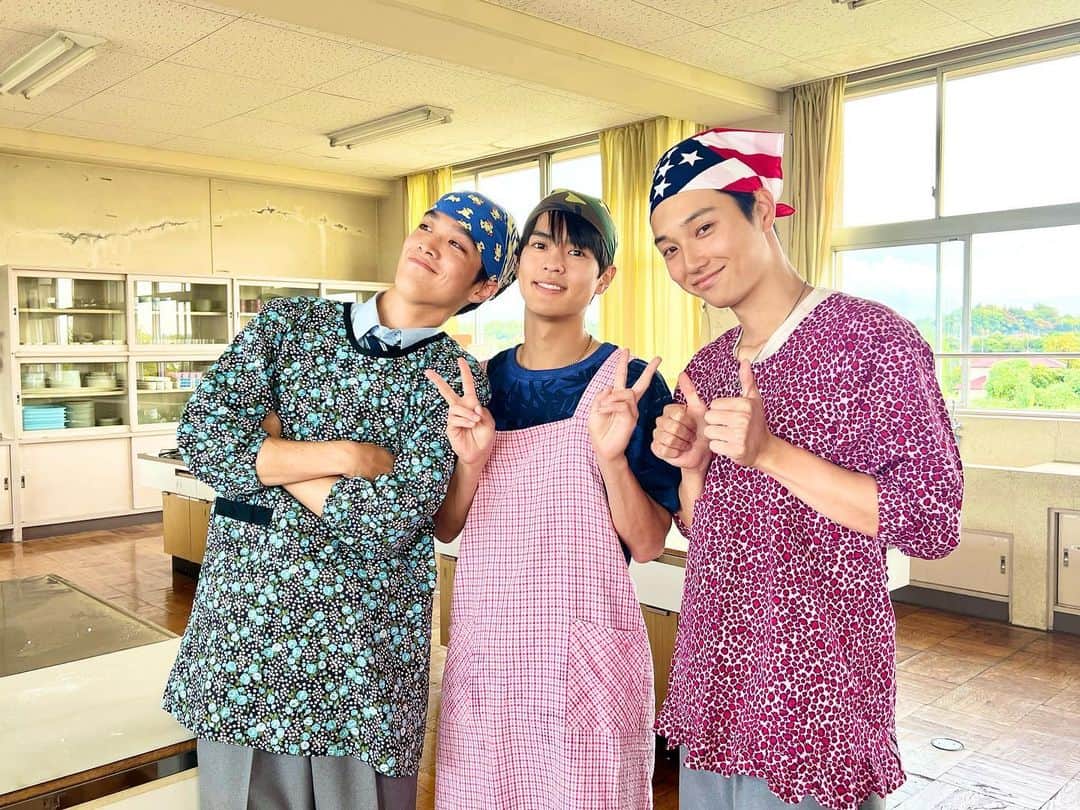 下剋上球児のインスタグラム：「🌷🍙  かわいいエプロンをつけた3人組🌷 なぜにエプロン姿に...？全貌は第7話で！  にしても、中々お似合いで素敵です😆  #tbs #日曜劇場 #下剋上球児 #11月26日よる9時第7話放送💥」