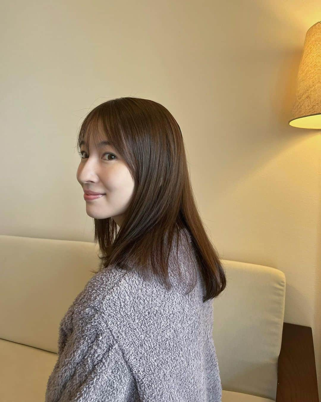 下田奈奈のインスタグラム：「ヘアケア🧴🤍 ⁡ 30代になり迷走しがちなヘアケアですが 資生堂プロフェッショナルさんから 髪悩みに合わせたセットをいただきました🫧 ⁡ 私の最近の髪悩みはこちら💁🏻‍♀️ ⚪︎髪の毛のボリュームが出辛い ⚪︎指通りが悪い ⚪︎カラーの色落ちが気になる ⁡ この悩みに合わせたセットが ☑︎サブリミック エアリーフロー ・シャンプー ・トリートメント ・週一のマスク ⁡ 使い始めてからはや2週間🧴 「髪がふんわり指通りよくサラっとまとまる」 という理想的な髪質になっている…🫢 ⁡ 子供の髪質って柔らかくて憧れるのですが 自分の髪年齢が若返った感覚がある👶🏻🍼笑 ⁡ ドライヤーやヘアアイロンの熱を使って ケアできるのでカラーの色持ちもいつもよりいい👏🏻 ⁡ 最近はこのふわっとサラサラ感のお影で 巻き髪よりもシンプルなワンカール程度の おろしたままのヘアスタイルが多いです✌🏻 ⁡ サロンレベルのケアが自宅でできるのは とてもありがたい…🥹💞 ⁡ サイトで取り扱い店舗を調べてみたら 近所にもいっぱいあったからサロン専売品でも 思ったより気軽に手に入りそう🧴 ⁡  -----  あと、冬用に買った @gelatopique_official の くまさんパジャマ＆スリッパもめっちゃお気に入り🧸 これ可愛すぎないか🐻？笑 ⁡ ⁡ ⁡ #shiseidoprofessional #資生堂プロフェッショナル #ヘアケア用品 #サブリミック #エアリーフロー #30代ヘアケア #gelatopique #gelatopiqué #ジェラピケパジャマ #もこもこパジャマ  ⁡ ⁡」