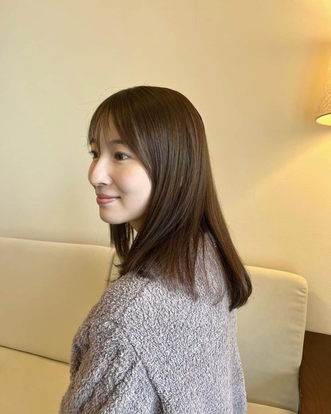 下田奈奈さんのインスタグラム写真 - (下田奈奈Instagram)「ヘアケア🧴🤍 ⁡ 30代になり迷走しがちなヘアケアですが 資生堂プロフェッショナルさんから 髪悩みに合わせたセットをいただきました🫧 ⁡ 私の最近の髪悩みはこちら💁🏻‍♀️ ⚪︎髪の毛のボリュームが出辛い ⚪︎指通りが悪い ⚪︎カラーの色落ちが気になる ⁡ この悩みに合わせたセットが ☑︎サブリミック エアリーフロー ・シャンプー ・トリートメント ・週一のマスク ⁡ 使い始めてからはや2週間🧴 「髪がふんわり指通りよくサラっとまとまる」 という理想的な髪質になっている…🫢 ⁡ 子供の髪質って柔らかくて憧れるのですが 自分の髪年齢が若返った感覚がある👶🏻🍼笑 ⁡ ドライヤーやヘアアイロンの熱を使って ケアできるのでカラーの色持ちもいつもよりいい👏🏻 ⁡ 最近はこのふわっとサラサラ感のお影で 巻き髪よりもシンプルなワンカール程度の おろしたままのヘアスタイルが多いです✌🏻 ⁡ サロンレベルのケアが自宅でできるのは とてもありがたい…🥹💞 ⁡ サイトで取り扱い店舗を調べてみたら 近所にもいっぱいあったからサロン専売品でも 思ったより気軽に手に入りそう🧴 ⁡  -----  あと、冬用に買った @gelatopique_official の くまさんパジャマ＆スリッパもめっちゃお気に入り🧸 これ可愛すぎないか🐻？笑 ⁡ ⁡ ⁡ #shiseidoprofessional #資生堂プロフェッショナル #ヘアケア用品 #サブリミック #エアリーフロー #30代ヘアケア #gelatopique #gelatopiqué #ジェラピケパジャマ #もこもこパジャマ  ⁡ ⁡」11月23日 18時08分 - shimodanana