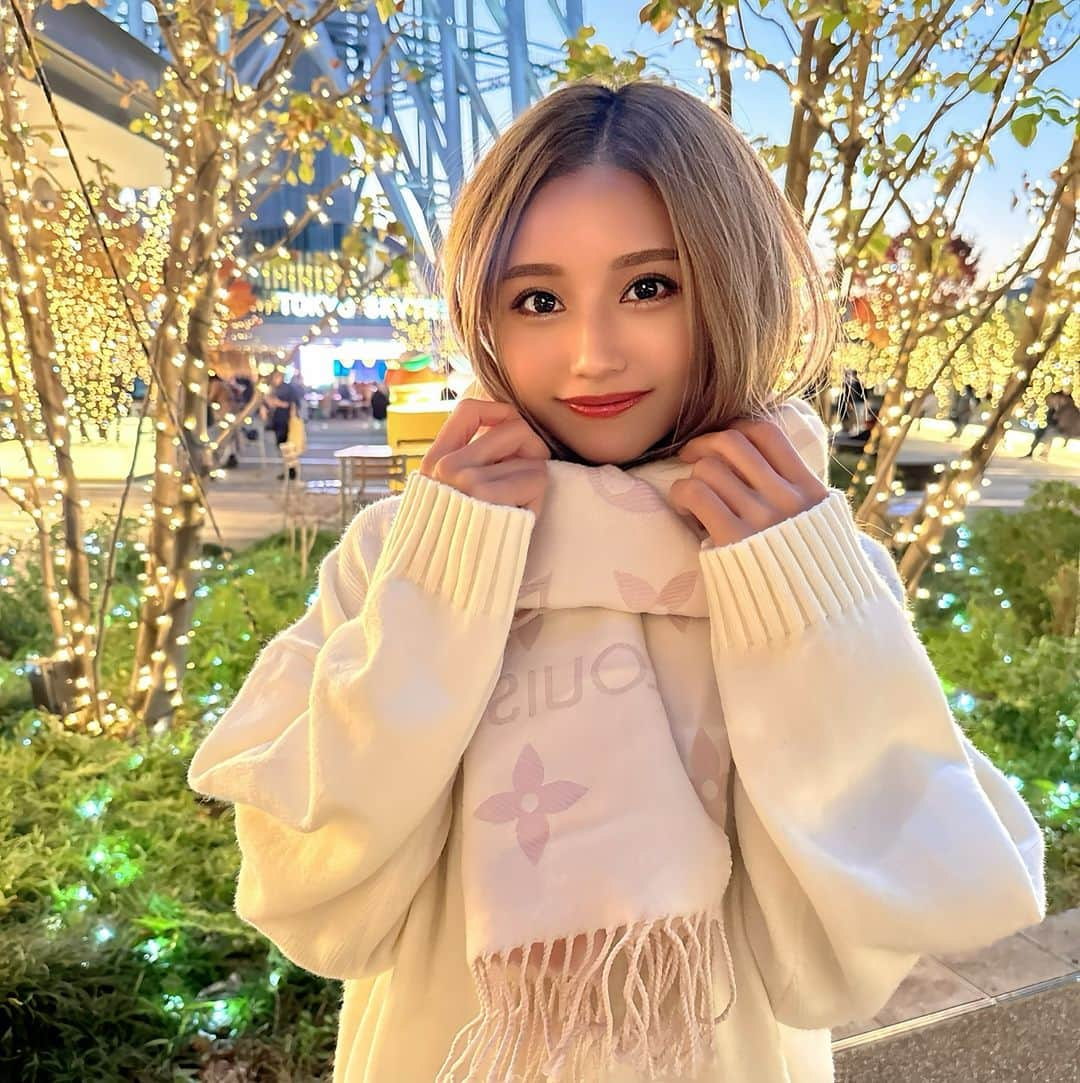 なーちゃんさんのインスタグラム写真 - (なーちゃんInstagram)「・ もうマフラーの時期だよね🥰🧣 ・ ・ 今日はお寿司を食べたよ🍣 ランチが遅かったから２皿でお腹いっぱいになっちゃった😂 ランチは中華でした🥟✨✨ ・ ・ ・ #クリスマス #冬コーデ #コーデ #マフラー #お寿司 #東京観光 #イルミネーション」11月23日 18時09分 - nanasan_gram7