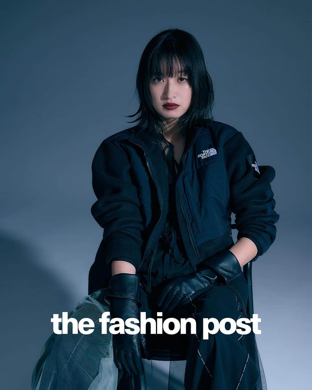 The Fashion Postのインスタグラム：「#fashion THE NORTH FACE with Mugi Kadowaki  『ザ・ノース・フェイスと切り拓く。門脇麦の新たな挑戦 vol.2』  半世紀以上にわたり自然を愛する人々とともに歩んできた THE NORTH FACE (ザ・ノース・フェイス)。その原点は、ベトナム戦争に揺れる1966年のサンフランシスコまでさかのぼる。当時巻き起こったカウンターカルチャーにおいて、物質文明中心の社会や既存価値に疑問を持ち、自然へと回帰していった若者たちから絶大な支持を得た。  常識にとらわれない、技術革新へのたゆまぬ挑戦。「NEVER STOP EXPLORING」というタグラインのもと、アウトドアフィールドから都市まで、様々な挑戦者や探究者をサポートしてきた THE NORTH FACE。そうした製品づくりの中でも、これからのシーズンに欠かせないアウターは、ブランドの粋を尽くした名品揃いだ。  今回、THE NORTH FACE の新作アウターを主役に、いつもとは一味違うコーディネートをご提案。袖を通したのは、自然をこよなく愛する俳優の門脇麦。10年以上におよぶキャリアで、映画やドラマ、舞台で数多くの役を演じ分け、挑戦することを恐れない彼女が、THE NORTH FACE で新しいスタイルに出合う(第2回／全4回)。  model: Mugi Kadowaki photography: Tomoaki Shimoyama styling: Sumire Hayakawa hair & make up: Yuko Aika edit&text: Manaha Hosoda & Miu Nakamura  #tfp #thefashionpost #THENORTHFACE #ザノースフェイス #門脇麦 #mugikadowaki #pr」