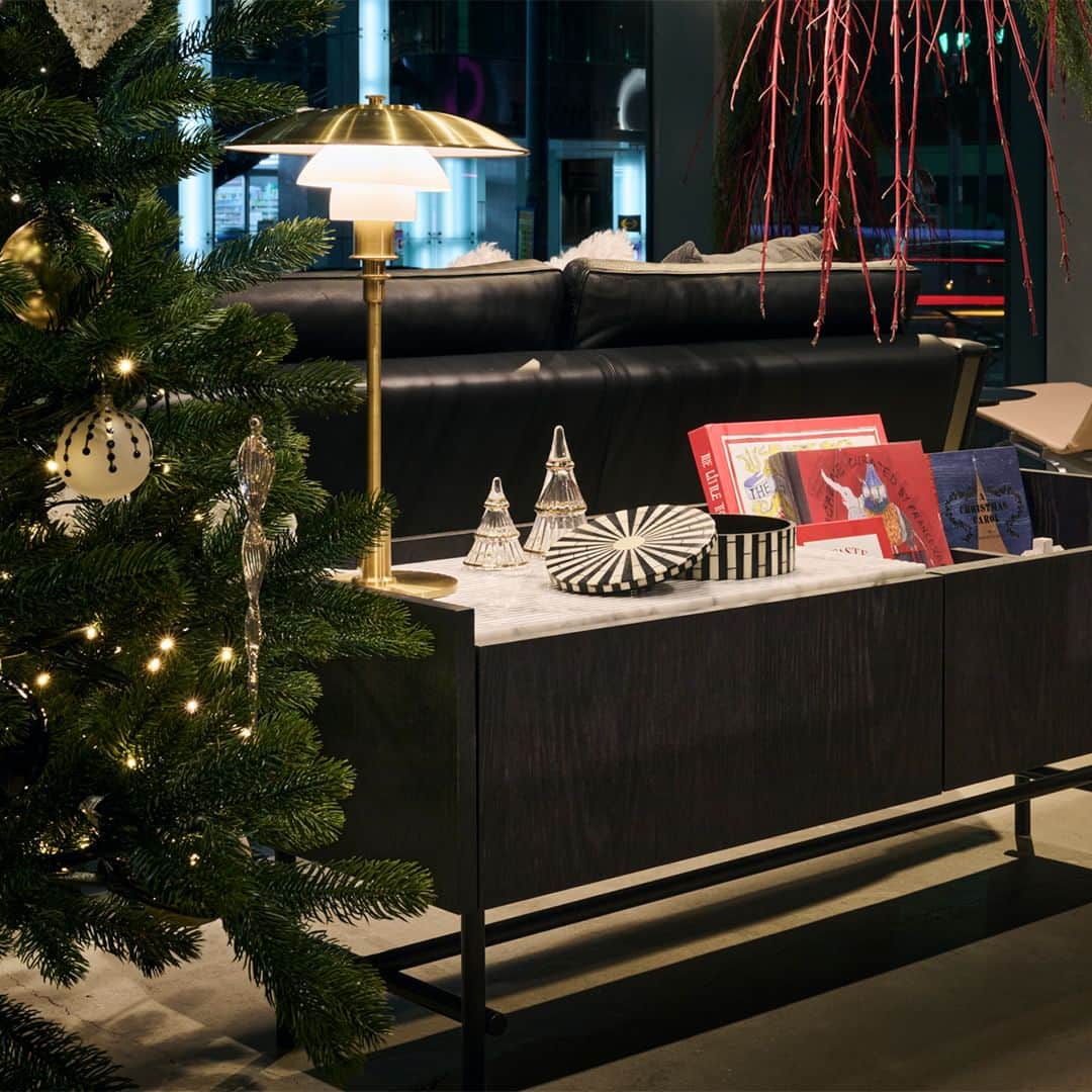 LIVING MOTIFのインスタグラム：「. Season Display 2023 Christmas  1Fウィンドウエリアを中心に店内はクリスマスムードに包まれています。  落ち着いたインテリアには、シンプルで上質なガラスのクリスマスツリーや、真鍮のランプの控えめな華やかさでクリスマス気分を演出します。  www.livingmotif.com #livingmotif #リビングモティーフ #store #roppongi #tokyo #interior #クリスマス #Xmas #christmas #クリスマスデコレーション」