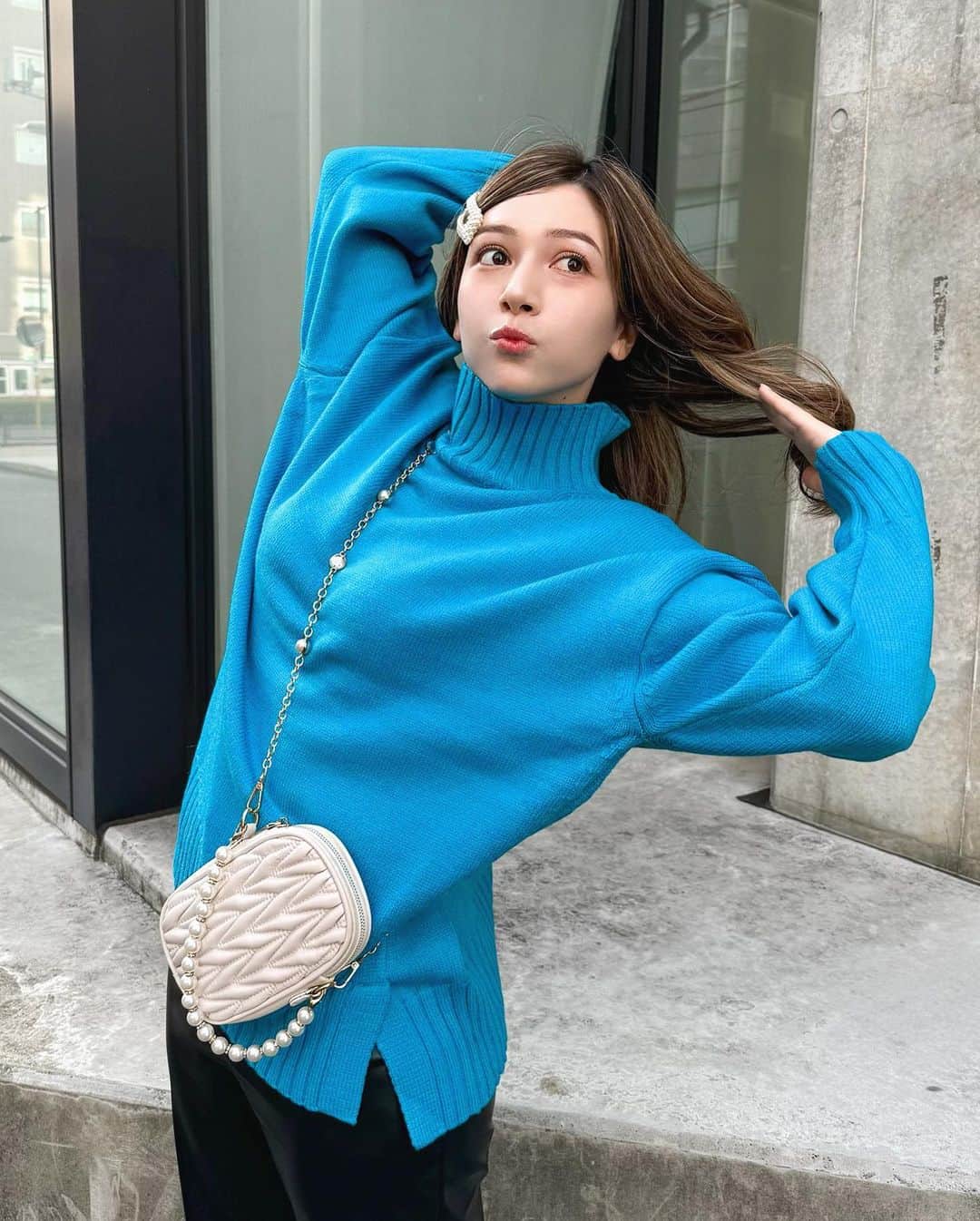 峯りあなのインスタグラム：「みんなのパーソナルカラーってなに〜？🌈私はイエベ春です🌸  前パーソナルカラー診断で自分に1番似合うカラーを教えてもらったんだけど、まさにこのニットの色のターコイズブルーが上位に入ってて🥳 元々好きな色だったから尚更この色が好きになった！🦋  私は163cmで、このロペピクニックのサイドスリットニットプルオーバーは38サイズを着てるよ！  @ropepicnic_official   #PR #ロペピクニック #ropepicnic #サイドスリットニット」