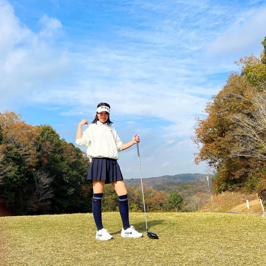 chiiika124のインスタグラム：「⛳️🍁 紅葉もみれたし レッスンの成果出たスコアで 満足満足🙌  #ゴルフ女子  #ゴルフウェア  #ゴルフ初心者  #韓国ゴルフウェア #ゴルフコーデ」