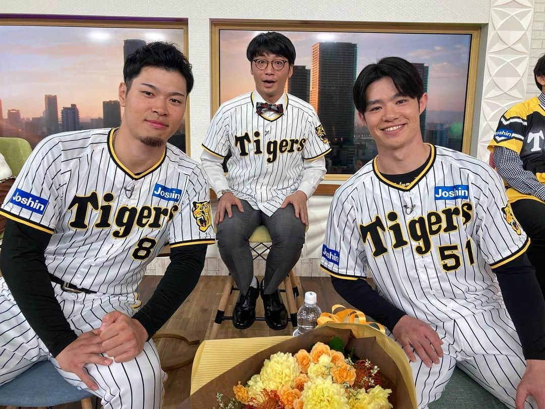 阪神タイガースさんのインスタグラム写真 - (阪神タイガースInstagram)「優勝パレード後は、選手たちがテレビ4局に分かれて番組に生出演し、関西のお茶の間をジャックしました！ #優勝パレード  #近本光司 選手 #木浪聖也 選手 #岩崎優 選手 #村上頌樹 選手 #大山悠輔 選手 #森下翔太 選手 #佐藤輝明 選手 #中野拓夢 選手 #関西テレビ #newsランナー #読売テレビ #かんさい情報ネットten  #MBSテレビ #よんチャンTV #ABCテレビ #newsおかえり #阪神タイガース #ARE #アレ #アレのアレ」11月23日 18時22分 - hanshintigers_official