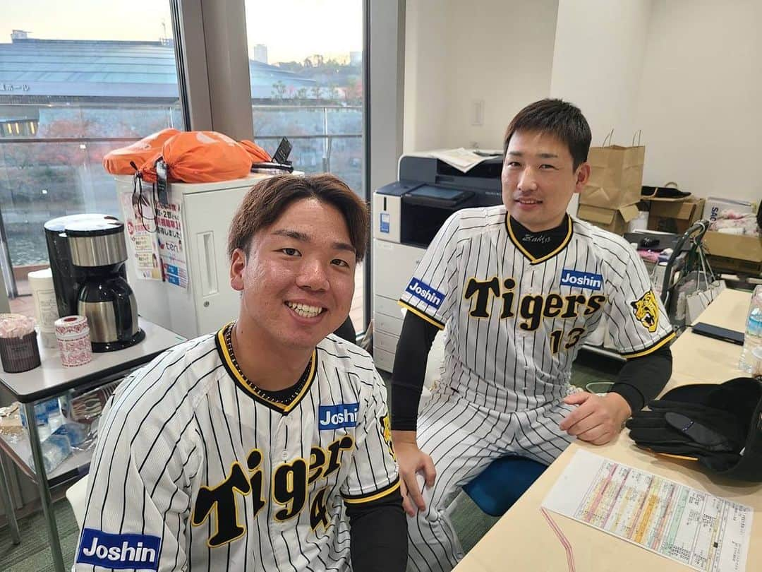 阪神タイガースさんのインスタグラム写真 - (阪神タイガースInstagram)「優勝パレード後は、選手たちがテレビ4局に分かれて番組に生出演し、関西のお茶の間をジャックしました！ #優勝パレード  #近本光司 選手 #木浪聖也 選手 #岩崎優 選手 #村上頌樹 選手 #大山悠輔 選手 #森下翔太 選手 #佐藤輝明 選手 #中野拓夢 選手 #関西テレビ #newsランナー #読売テレビ #かんさい情報ネットten  #MBSテレビ #よんチャンTV #ABCテレビ #newsおかえり #阪神タイガース #ARE #アレ #アレのアレ」11月23日 18時22分 - hanshintigers_official