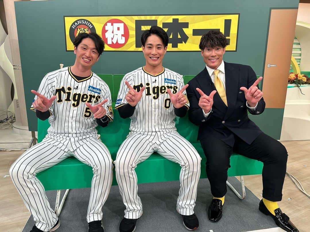 阪神タイガースのインスタグラム：「優勝パレード後は、選手たちがテレビ4局に分かれて番組に生出演し、関西のお茶の間をジャックしました！ #優勝パレード  #近本光司 選手 #木浪聖也 選手 #岩崎優 選手 #村上頌樹 選手 #大山悠輔 選手 #森下翔太 選手 #佐藤輝明 選手 #中野拓夢 選手 #関西テレビ #newsランナー #読売テレビ #かんさい情報ネットten  #MBSテレビ #よんチャンTV #ABCテレビ #newsおかえり #阪神タイガース #ARE #アレ #アレのアレ」