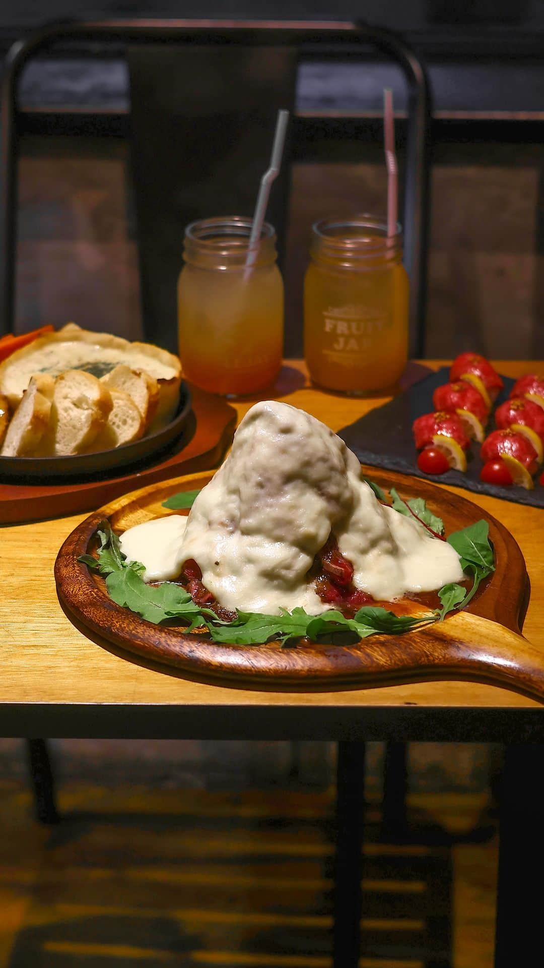 きょん。のインスタグラム：「肉×チーズ×はちみつ料理が食べ放題の 「CHEESE MEAT GARDEN梅田店」を久しぶりに訪れたら 平日18時でほぼ満席の大盛況っぷりだった。  食べ放題プランは、 ・スタンダード¥2,480 ・プレミアム¥2,880 ・熱々鉄板チーズ&ステーキ食べ放題 ¥3980 の3コースがあり✍️  肉寿司やシカゴピザ、雪崩チーズなどは 「熱々鉄板チーズ&ステーキ食べ放題」でオーダー可◎  ここぞとばかりにお腹空かせて、 こころゆくまで味わい尽くしましょ...🤤  店名:CHEESE MEAT GARDEN梅田店 @gardenumeda7 住所:大阪府大阪市北区小松原町1-27 梅田エビスビル 8F  #PR #CHEESEMEATGARDEN梅田店 #シカゴピザ #CHEESEMEATGARDEN #japanesefood #japanesegourmet #チーズ #osakafood #osakatrip」