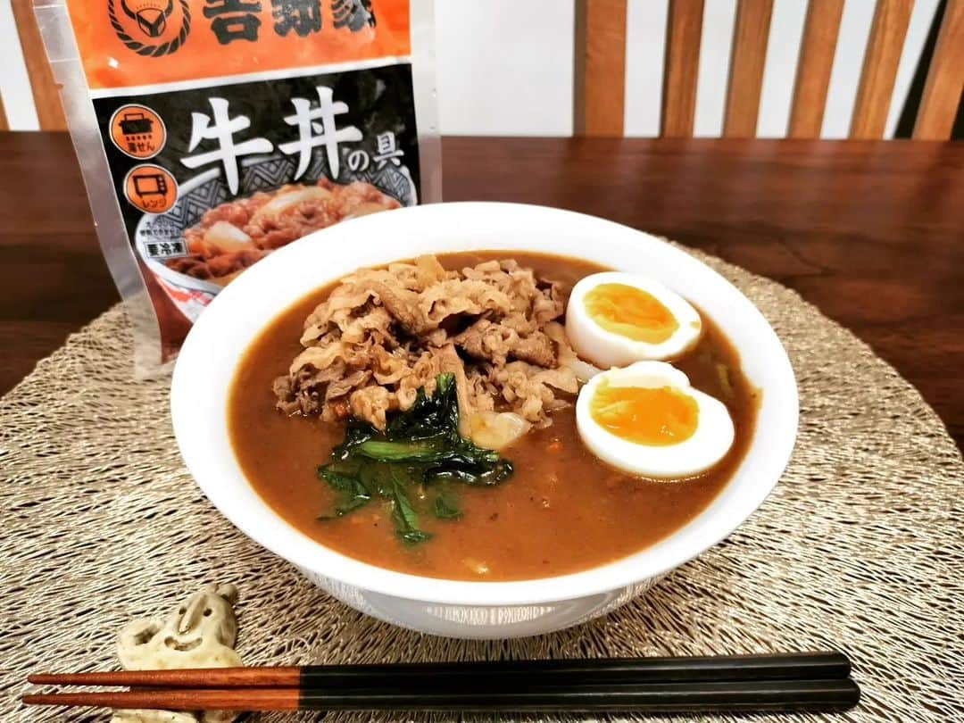 吉野家のインスタグラム：「牛肉の存在感大！！本格的《カレーうどん》  📣 @tomo.to.mocoさんの投稿をご紹介！！ ぜひ参考にしてくださいね💗  おうち吉野家セット（牛丼の具） @yoshinoya_co_jpを使って、 簡単で本格的なカレーうどんを作りました♫  【作り方】 ①吉野家牛肉丼の具とお好きなレトルトカレーを 湯煎で温める。（レンジでもOK）  ②鍋にレトルトカレー、牛肉丼のつゆ、 水100〜150ccを入れて温める。  ③小松菜1〜2株をハサミで切って②の中で茹でる。  ④適量の片栗粉でお好みのとろみ加減にして、 うどんにかける。牛丼の具を盛付け完成です!! （お好みでゆで卵やねぎをトッピングしてください。）  ※冷凍うどんやゆでうどんを使う場合は、 ②と一緒に温めると手軽ですよ！ 乾麺や生麺の場合は、別茹でしてください。  カレー汁には、牛丼のお出汁がたっぷり♡　 牛丼の具をあとのせすることで、 お肉の存在感とジューシー感をしっかり味わうことができますよ♡  ぜひお試しください!! 美味しかった😋  ⁡～～～～～～～～～～～～～～～～～～～  #おうち吉野家 は 忙しいママとパパの味方！  皆さんの#おうち吉野家 を使った レシピをご紹介中🍀 吉野家冷凍食品で カンタンおいしいごはんを楽しもう♪ 定期便注文する人が急増中！の おうち吉野家を ぜひ公式サイトよりお買い求めください☺  公式サイトはプロフィールURLから🔽 @yoshinoya_co_jp  #おうち吉野家  #yoshinoya  #吉野家冷凍牛丼の具  #牛丼 #時短レシピ  #お手軽レシピ #カレー #うどん #カレーうどん #ごはん #お助けレシピ#アレンジレシピ  #時短ご飯  #肉うまレシピ  #今日のごはん  #美味しいもの好きな人と繋がりたい ＃料理好きな人と繋がりたい #肉うまレシピ #お店の味 #簡単レシピ大好き #今日のメニュー」