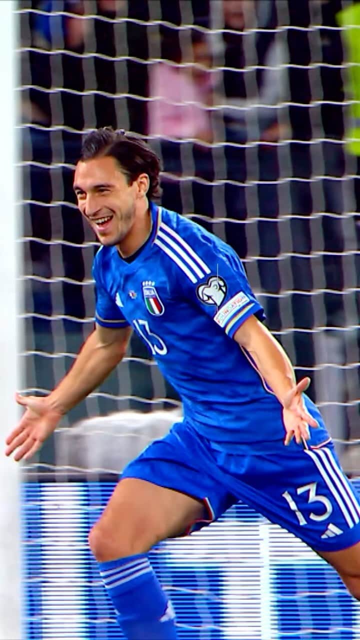 サッカーイタリア代表のインスタグラム：「𝟐𝟗𝟔𝟎 𝐠𝐢𝐨𝐫𝐧𝐢 Il ritorno al gol si è fatto attendere, ma alla fine ne è valsa la pena, vero @matteodarmian36? 😊⚽️  2960 days later... We had to wait a while, but it was worth it, right @matteodarmian36? 😊⚽️  #Nazionale 🇮🇹 #Azzurri #VivoAzzurro」