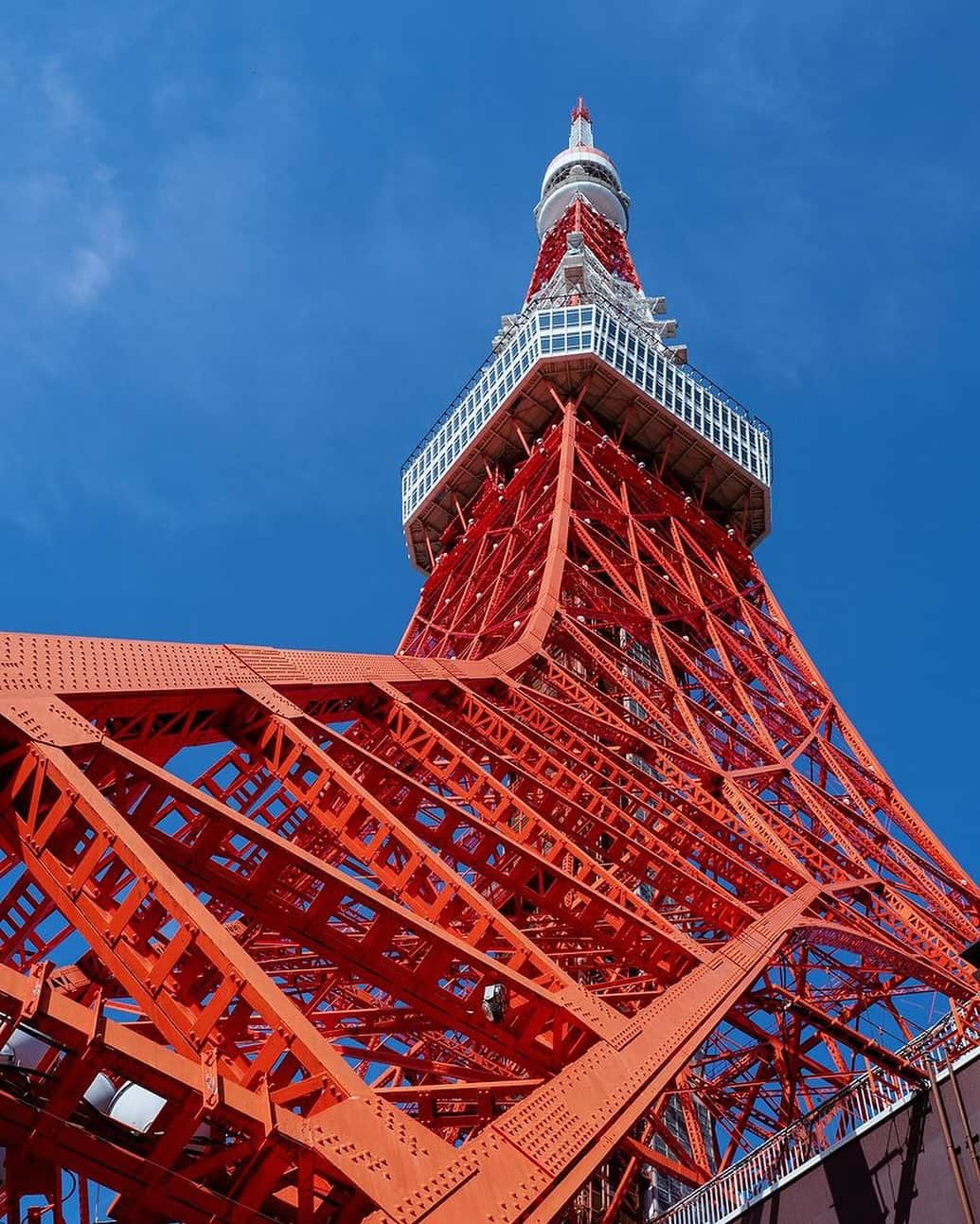東京タワーのインスタグラム：「. 秋晴れ☀️の青空と インターナショナルオレンジの東京タワー🗼  タワーのオレンジと青空のコントラスト。  何より、青空に向かってぐぐっと伸びる 鉄骨の曲線は最高ですね〜！  真下から見上げる東京タワーは 人気No.1の撮影スポットです！  本日は、Your Tokyo Tower🗼から aquatable7 さんのお写真をご紹介！  素敵なお写真をありがとうございました😊  ———————————  【 お知らせ 】  🆕 TikTok  東京タワーの公式TikTokアカウントが 開設されました！  詳細はプロフィールにあるリンクから↓ @tokyotower_official  ■ 公式LINE  東京タワー公式LINEでは 東京タワーのイベント情報を お届けしています！  詳細はプロフィールにあるリンクから↓ @tokyotower_official  ■ Your Tokyo Tower 🗼  # your_tokyotowerで あなたの東京タワーをリポスト！  @tokyotower_official の タグ付けをしてくれると見つけやすいよ！  皆様からの投稿 どしどしお待ちしております！  ———————————  #東京タワー #東京タワー🗼  #tokyotower #tokyotower🗼  #晴れ #青空 #sky」