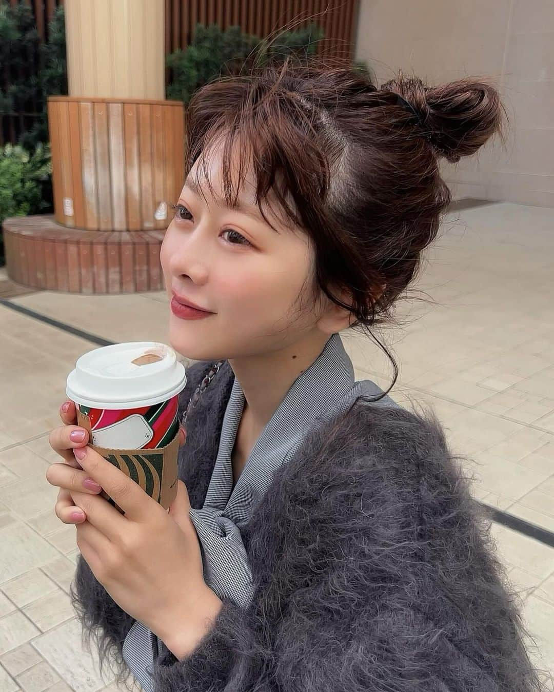 にたまごのインスタグラム：「𝖣𝖠𝖳𝖤 𝖣𝖠𝖸𝖲☕️👟🤎 ⁡ 可愛くヘアアレしたのに、風がすごくてボサボサ👧🏻💨 ⁡ これ撮った後に、くだらないことで笑いすぎてスタバのココア吹き出した🥺🤎（笑） ⁡ ⁡ ⁡ ⁡ ⁡ ⁡ #dateday #autumn  #デートコーデ #デート服 #低身長コーデ #低身長ファッション #150cm #150cmコーデ」