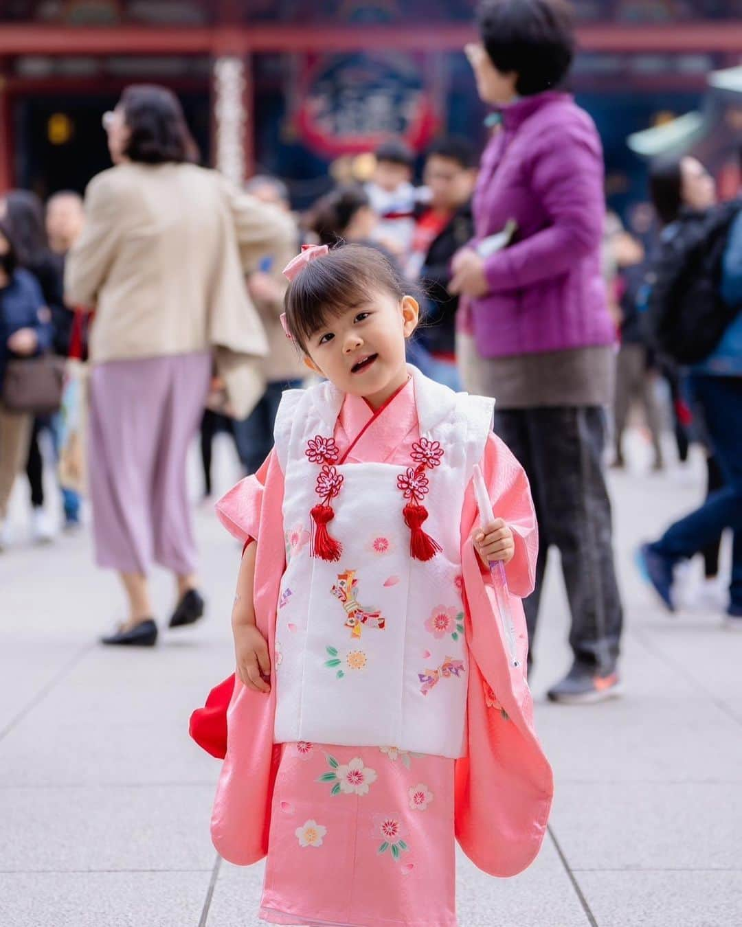 河中あいのインスタグラム：「れみか七五三💗  おばたのお兄さんにご紹介頂き、吉本のピン芸人バチョフさんに撮影を依頼しました📷✨ @bachofu1992  仕事も早いしカメラ撮り慣れてるし、芸人さんだから初対面なのにそんなの全く感じさせないコミュ力もあり。 その上写真も素敵なもんだから、もう家族みんな大満足♡ 長女が中学の制服なので載せれないのが残念だけど、写真嫌がるのに自然に笑ってる写真とかも撮って下さってたり😊 感謝感謝です🙏 次は私たちバチョフさんのお笑いを観に必ず参戦します❣️ ありがとうございました✨  #七五三#浅草寺#浅草 #人力車」