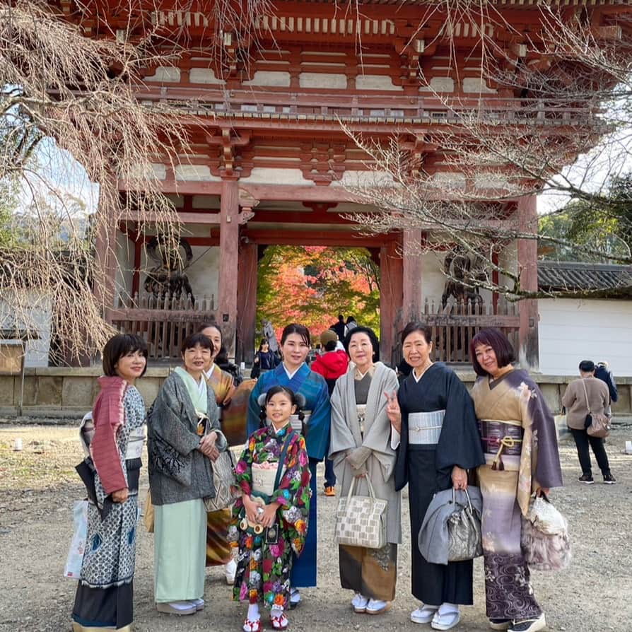 きもの京小町さんのインスタグラム写真 - (きもの京小町Instagram)「京都の紅葉スポットはどこもオーバーツーリズムで 着物でおでかけなんて優雅に出来ないこの秋  穴場スポットともいえる京都・山科「醍醐寺」さんは 通常時より混んでいるものの 嵐山、東山、伏見稲荷などのスポットとは違い 適度な込み具合と 適度な紅葉を楽しめました。    紅葉と仁王門をバッグに！（画像１枚目） そして 晴天と五重塔をバッグに！（画像2枚目）  今回、初参加の方お二人も楽しんで頂きました。 散策でいっぱい歩いた後は 伏見の京フレンチ「水ノ雅」さんでランチ。 お庭を眺めながら 落ち着いた町家で美味しいコースを頂きました。  ■　イベント開催予定　━━━━━━  12/16 (土) 着物でおでかけ 金運UPのパワースポット御金神社参拝＆四川料理ランチコース このイベント参加してから年末ジャンボ買って下さい(笑) @kimono_kyokomachi プロフィール＞＞リンククリック＞＞イベント一覧＞＞御金神社  【予告】1/13(土) 京都 きもの京小町 新年会  ⌒¨⌒¨⌒¨⌒¨⌒¨⌒¨⌒¨⌒¨⌒¨  着物ファンのためのコミュニティーサイト  Enjoy!! KIMONO  着物のお出かけを楽しむ 着物のお買い物を楽しむ 着物の着付けを楽しむ  https://top.enjoy-kimono.com/ 着物が買えるネットショップや 実店舗の開催予定のイベント一覧もご覧いただけます  ⌒¨⌒¨⌒¨⌒¨⌒¨⌒¨⌒¨⌒¨⌒¨  #着物でおでかけ #着物でおでかけ👘 #着物でおでかけしたい #着物でおでかけコーデ #醍醐寺 #醍醐寺紅葉 #醍醐寺五重塔 #醍醐寺の紅葉 #醍醐寺三宝院 #しょうざん #しょうざん生紬 ##しょうざん工房」11月23日 18時18分 - kimono_kyokomachi