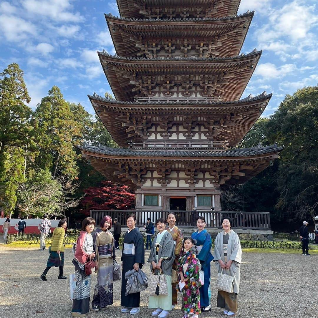 きもの京小町さんのインスタグラム写真 - (きもの京小町Instagram)「京都の紅葉スポットはどこもオーバーツーリズムで 着物でおでかけなんて優雅に出来ないこの秋  穴場スポットともいえる京都・山科「醍醐寺」さんは 通常時より混んでいるものの 嵐山、東山、伏見稲荷などのスポットとは違い 適度な込み具合と 適度な紅葉を楽しめました。    紅葉と仁王門をバッグに！（画像１枚目） そして 晴天と五重塔をバッグに！（画像2枚目）  今回、初参加の方お二人も楽しんで頂きました。 散策でいっぱい歩いた後は 伏見の京フレンチ「水ノ雅」さんでランチ。 お庭を眺めながら 落ち着いた町家で美味しいコースを頂きました。  ■　イベント開催予定　━━━━━━  12/16 (土) 着物でおでかけ 金運UPのパワースポット御金神社参拝＆四川料理ランチコース このイベント参加してから年末ジャンボ買って下さい(笑) @kimono_kyokomachi プロフィール＞＞リンククリック＞＞イベント一覧＞＞御金神社  【予告】1/13(土) 京都 きもの京小町 新年会  ⌒¨⌒¨⌒¨⌒¨⌒¨⌒¨⌒¨⌒¨⌒¨  着物ファンのためのコミュニティーサイト  Enjoy!! KIMONO  着物のお出かけを楽しむ 着物のお買い物を楽しむ 着物の着付けを楽しむ  https://top.enjoy-kimono.com/ 着物が買えるネットショップや 実店舗の開催予定のイベント一覧もご覧いただけます  ⌒¨⌒¨⌒¨⌒¨⌒¨⌒¨⌒¨⌒¨⌒¨  #着物でおでかけ #着物でおでかけ👘 #着物でおでかけしたい #着物でおでかけコーデ #醍醐寺 #醍醐寺紅葉 #醍醐寺五重塔 #醍醐寺の紅葉 #醍醐寺三宝院 #しょうざん #しょうざん生紬 ##しょうざん工房」11月23日 18時18分 - kimono_kyokomachi