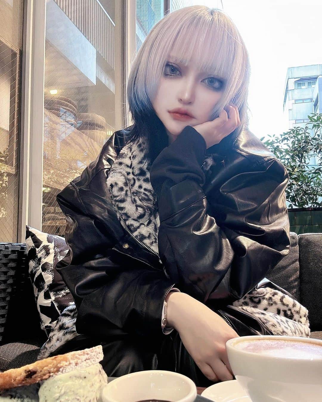 のむらこいちのインスタグラム：「カフェでチョコミントアイス食べた🍨 店員さんに「寒くね？」って顔されてた👶」