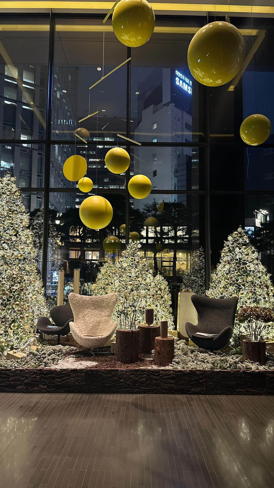 ニコライ・バーグマン・フラワーズ＆デザインのインスタグラム：「Join us for a Nordic winter celebration at Four Seasons Hotel Seoul this holiday season. Exclusive collaborations with renowned Danish brands Bang & Olufsen(@bangolufsenkorea) and Fritz Hansen(@fritzhansen_korea), plus floral artist Nicolai Bergmann(@nicolaibergmann), spread the heartfelt warmth of “hygge” (Danish for “cosy”) through creative multi-sensory showcases and unique festive experiences. Experience the luxury of “hygge” at Four Seasons Hotel Seoul.   덴마크의 프리미엄 브랜드 ‘뱅앤올룹슨(@bangolufsenkorea)’과 ‘프리츠한센(@fritzhansen_korea)’, 그리고 덴마크 출신 플라워 아티스트 ‘니콜라이버그만(@nicolaibergmann)’이 풀어낸 럭셔리한 ‘휘게’가 포시즌스 호텔 서울 로비에 펼쳐집니다. 마치 겨울 숲 속에 온 듯한 환상적인 ‘니콜라이버그만’의 로비 꽃 장식과 어우러진 ‘뱅앤올룹슨’과 ‘프리츠한센’의 럭셔리한 제품을 경험해보세요.」