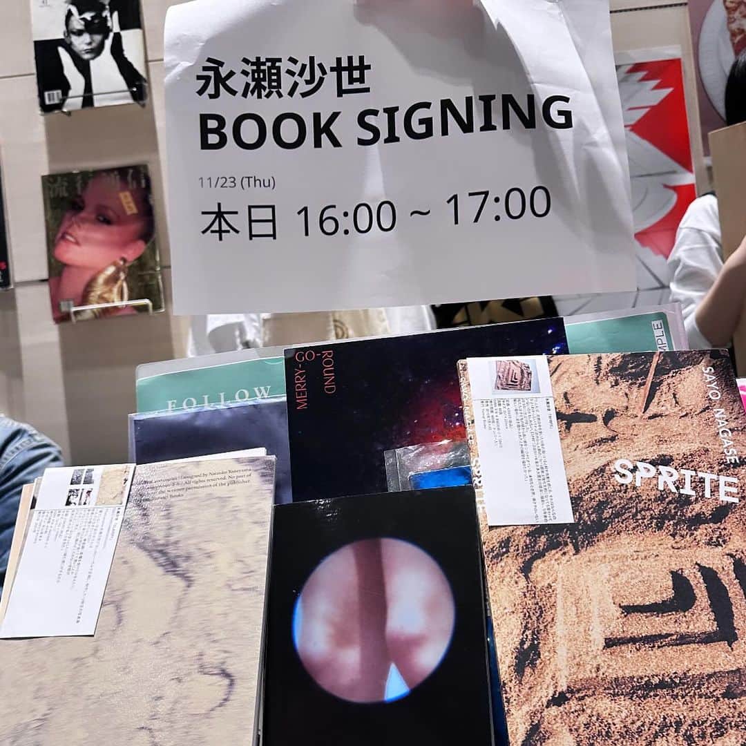 永瀬沙世さんのインスタグラム写真 - (永瀬沙世Instagram)「Tokyo Art Book Fair 2023東京都現代美術館（MOT）に参加しています。 これはTHE VOID, 2017 に作った顕微鏡を通して撮影した足のたわむれ写真集。宇宙船の窓から見たかのような海や陸地にも見えるラストページも……こちらも出品しています  日時：2023年11月23日（木・祝）-26日（日） 会場：東京都現代美術館　/EN-35 entrance」11月23日 18時19分 - say0ngs