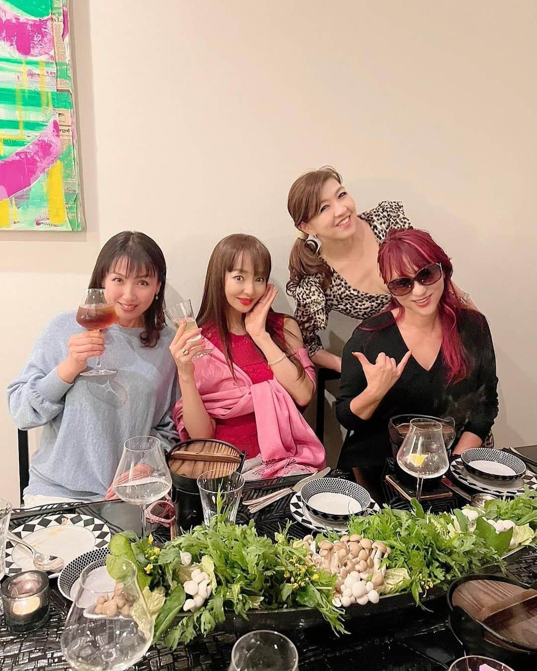 神田うのさんのインスタグラム写真 - (神田うのInstagram)「ポップコーン会🌽（絵美さん会）今回も新旧含め素敵な方々💕が集まりました🥰  流石❣️料理家の絵美さん💕のお料理はどれもこれも全て絶品😋  今回鴨鍋でしたが早速鴨ツミレのレシピを教わりました🥰  早速自宅でも娘に作って上げたいと思います🥰  それより何より私が持って行ったキャビアをすぐさまお料理し1ポーションとしてお出し下さった絵美さん（水ダコと合わせて）に嬉しく思いました🥰（流石の絵美さんでございました☺️）  そして今回のポップコーン会には、たまたま前日に娘と伊勢丹に行った際に一目惚れして購入したBag🌽を持って行きました🤣 そう‼️ポップコーン🌽Bagですからねwww  絵美さん💕ご招待下さりありがとうございました☺️✨ また次回のポップコーン会も楽しみにしていますねー🥰 @emisugiyama530  @dozan11  @arionishi  @djkaori_official  @yuuto0514  @masayuki.adii   #ポップコーン会#絵美さん会#美味しい手料理#美味しい#お料理#料理家#杉山絵美 さん#三木道三 さん#大西亜里 ちゃん#djkaori##現代アーティスト#小野裕人 さん#アスリート#飯田将之 さん#神田うの#unokanda」11月23日 18時21分 - unokandaofficial