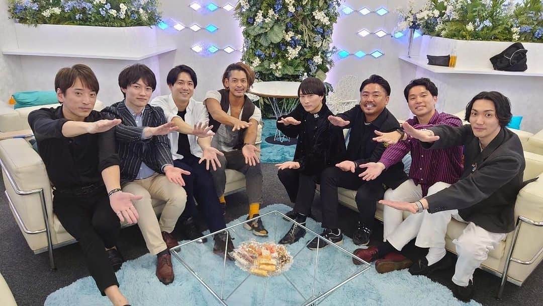 佐伯恵太のインスタグラム：「「the FACE ～100まで愛して～」最終回が公開されました！今日から1週間は無料でご視聴いただけます✨  婚活への挑戦としては残念な結果に終わりましたが、かけがえのない経験をさせていただき、素敵な婚活メンバーの皆さんとも出会うことができて本当に良かったです！MCの田中圭さん、高梨臨さんのお二人のコメントには何度も救われましたし、愛のあるいじりも嬉しかったです。  写真は仲良くなった男性メンバー一同で「同期(編集の際に音声と映像がズレないように手を叩く)ポーズ」です😂  #Lemino #ザフェイス #100顔婚活」
