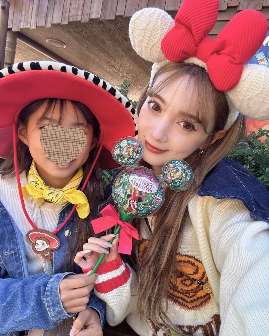 渚のインスタグラム：「.  このカチューシャすると決めていた🥰 クリスマスのディズニー1番大好き🎄💓  .  #ディズニーコーデ #ディズニー #クリスマスディズニー#TDL #ディズニーカチューシャ #東京ディズニーランド」