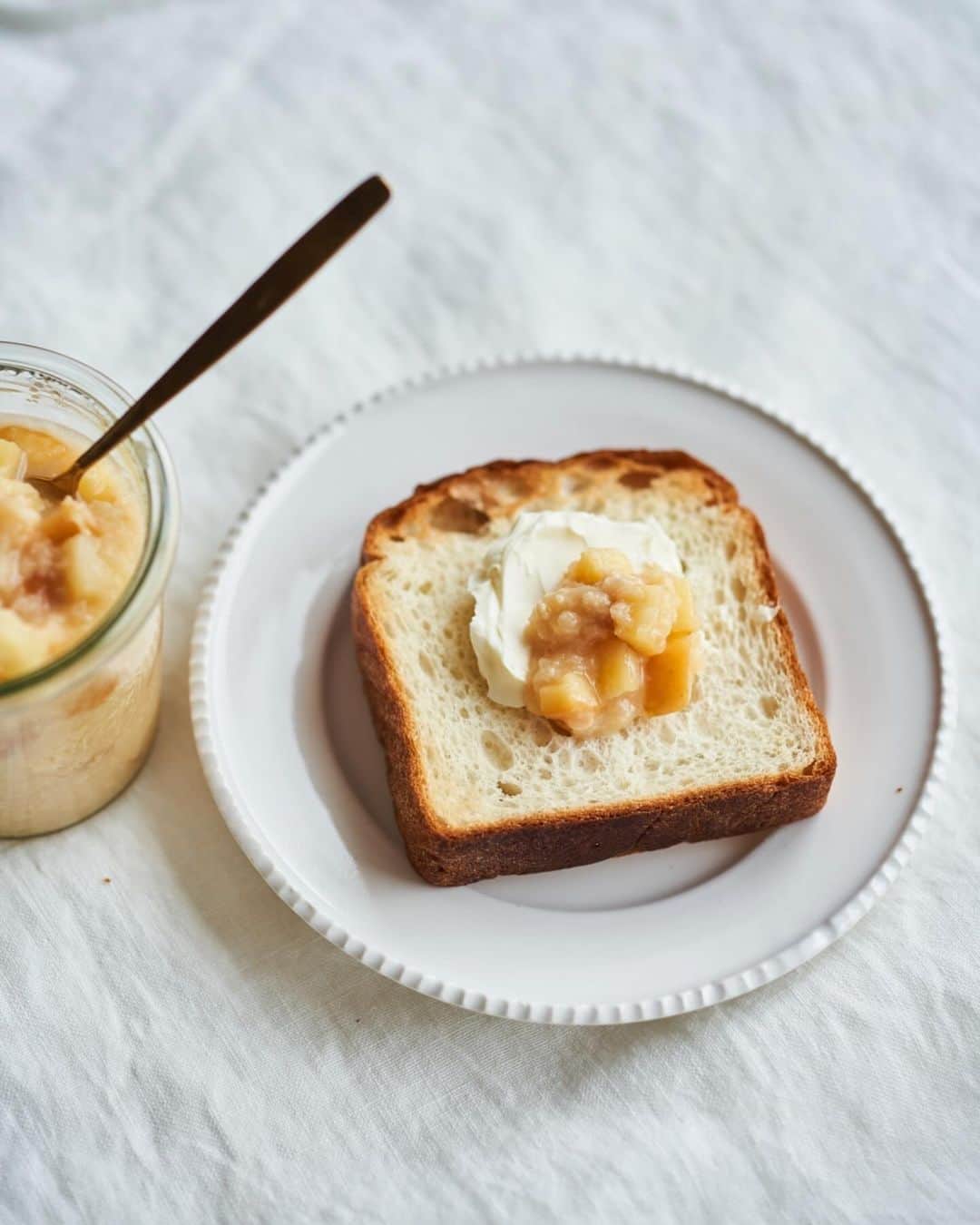 榎本美沙さんのインスタグラム写真 - (榎本美沙Instagram)「. 甘酒りんごジャム、 クリームチーズととてもよく合います〜！ . ぜひトーストに、クリームチーズ、 りんごジャムをたっぷりと。 お好みでシナモンをふっても美味しいです。 . . 甘酒りんごジャムはりんごをすりおろすことで、 簡単に作れるりんごジャム、 . りんごを丸ごとひとつ使います！ ぜひりんごが美味しい時季に。 . .  *レシピ動画はストーリーズか プロフィール欄のリンクからどうぞ。 (※DMやメールは申し訳ないのですが、使えていません。)  https://youtu.be/O5Ygpj68T-4 . . . #冬の手仕事 #季節の手仕事 #りんご #榎本美沙 #発酵 #レシピ #りんごジャム」11月23日 18時25分 - misa_enomoto