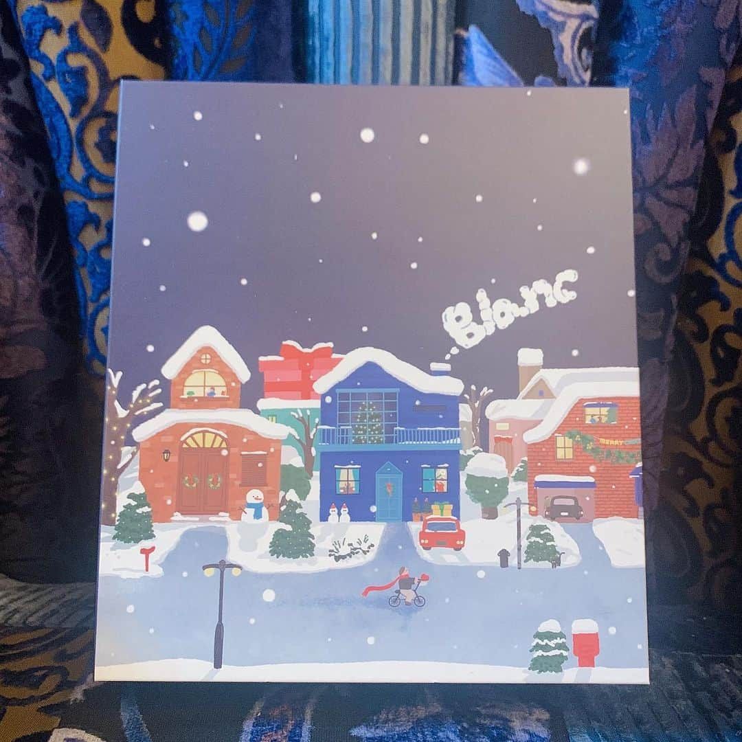 山ノ内ゆりのインスタグラム：「可愛すぎるクリスマス🎄デザイン🎁  【Blanc クリスマス限定Box】  Qoo10のメガ割限定で人気のBlanCにクリスマスパッケージが登場したよ🎄✨  セット内容はこちら💁‍♀️  ✅マジックカタツムリクリーム １個 ✅マジックティーツリーオイル 1個 ✅マジックティーツリーオイル 1個 ✅ミニクレンジング 1個  今ならブランの大人気商品セットが20％オフメガ割価格‼️ マジックティーツリーオイル本品とミニクレンジングが付いてくるお得セット☺️💗  25日のQoo10LIVE特典もあるんだって👀 用意チェック🫡✅  #PR  #ブラン #Qoo10  #メガ割  #クリスマスコフレ #クリスマス  @blancnature_jp」